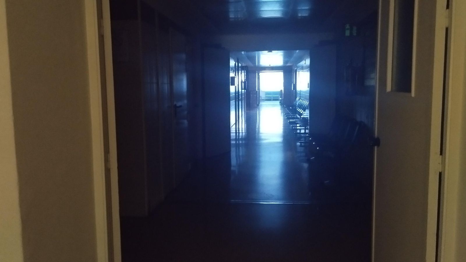 Un pasillo en penumbra del Hospital Regional durante el apagón.