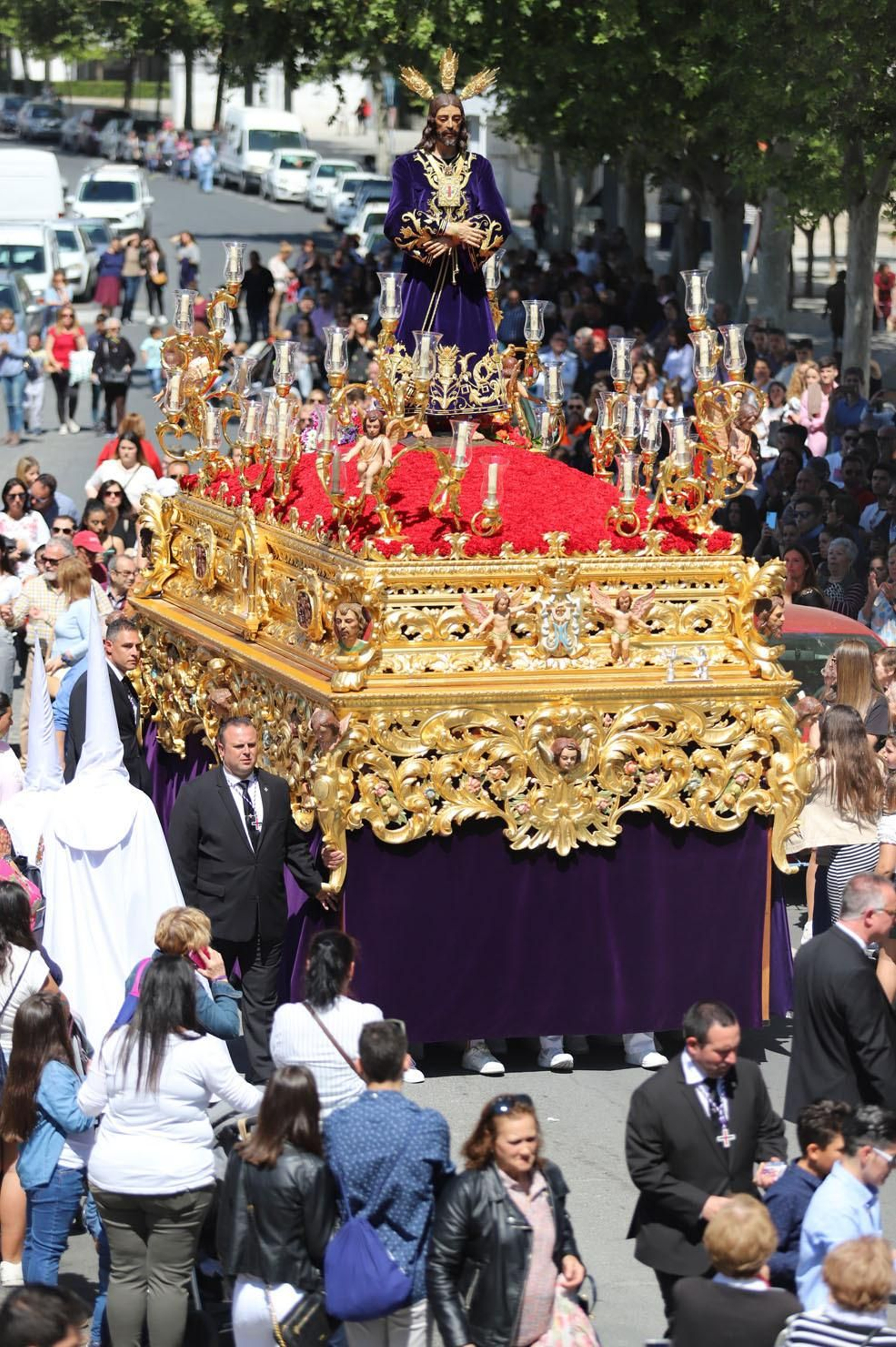 Imágenes del recorrido de la Hermandad del Cristo Cautivo de Huelva