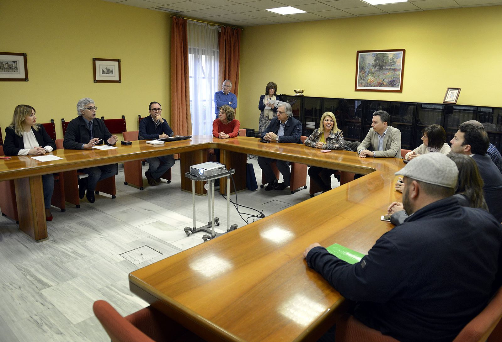 Miembros del Ayuntamiento durante la celebración del acto en que se designaron los componentes de las mesas electorales.