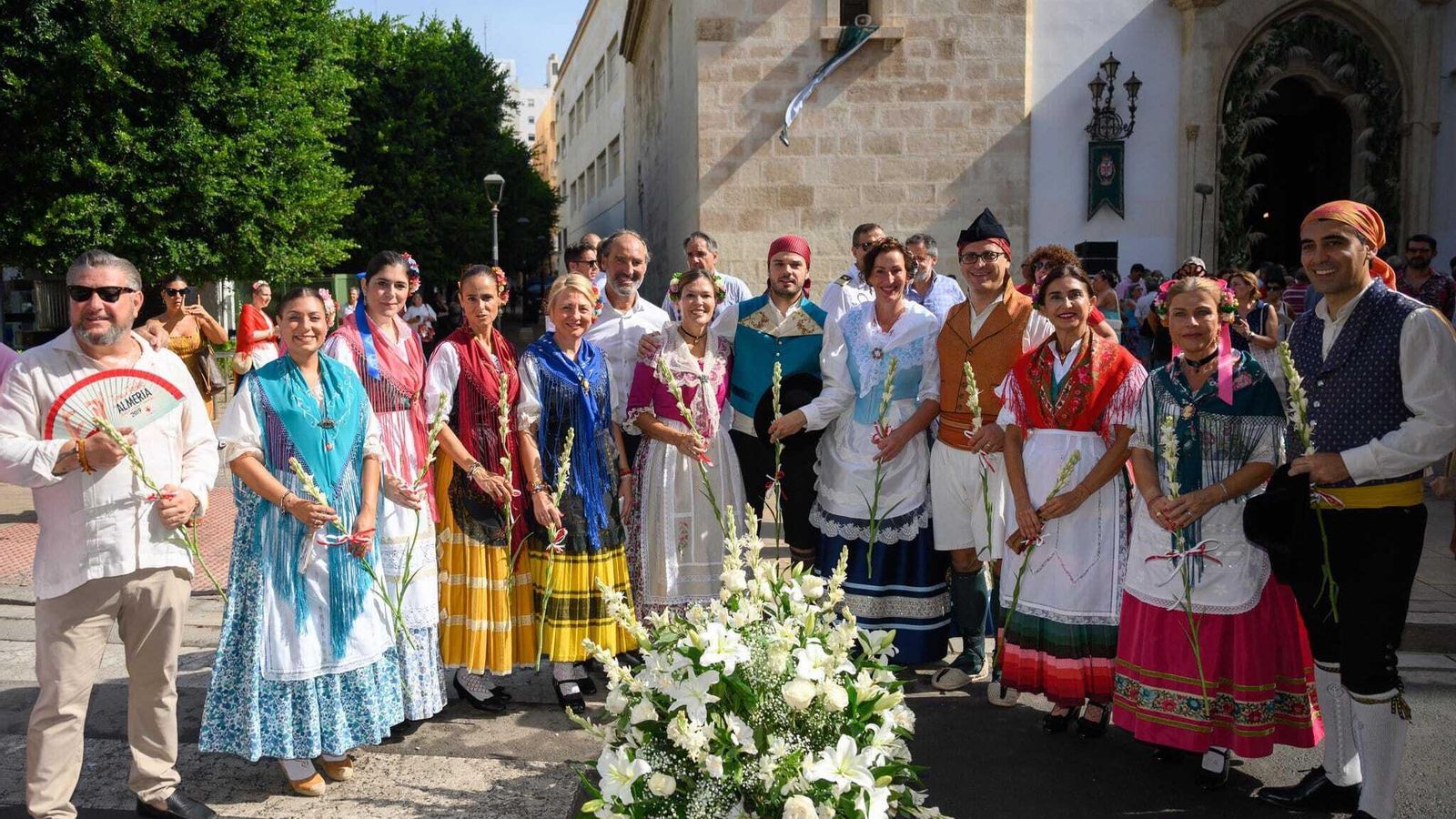La corporación municipal vestidos de tradicional con la alcaldesa y concejales almerienses para la ofrenda floral a la patrona.