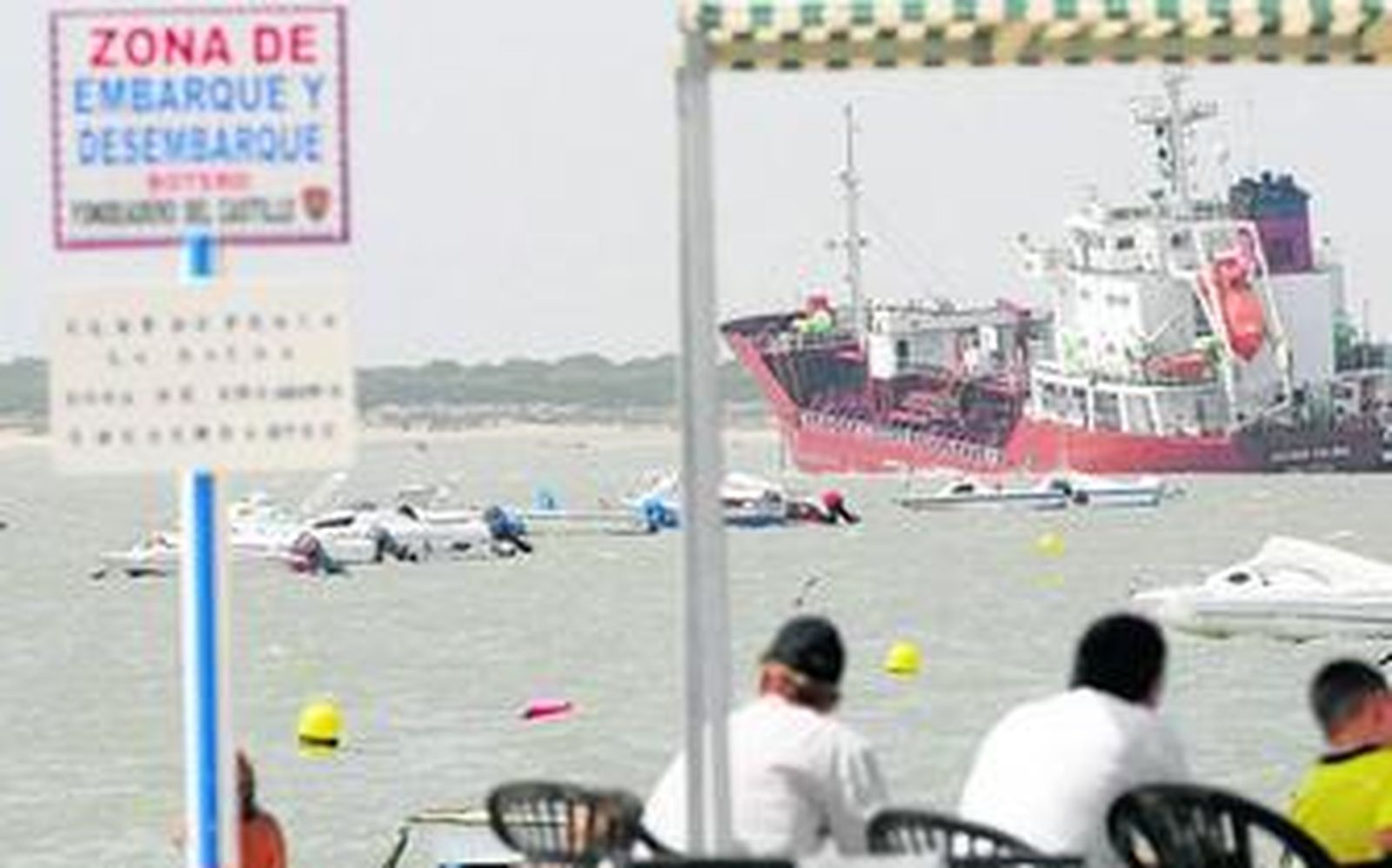 El 'Sichem Colibri', visto desde el litoral sanluqueño, con el Parque Nacional de Doñana al fondo, en agosto de 2009.