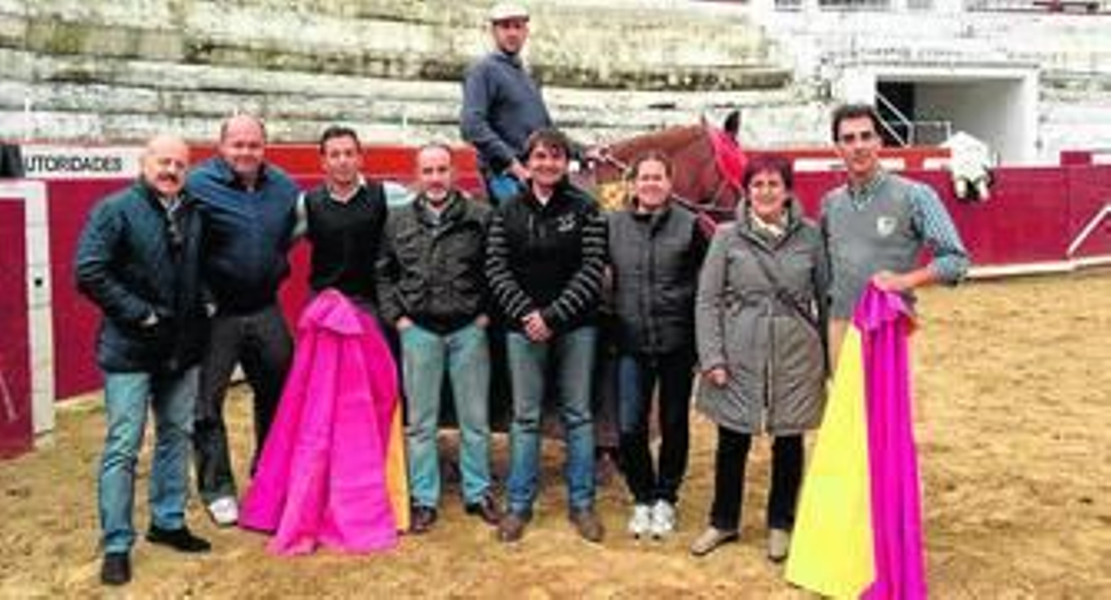 Jesuli de Torrecera, con sus apoderados y ganaderos, en el tentadero celebrado en la plaza de toros de Estella.