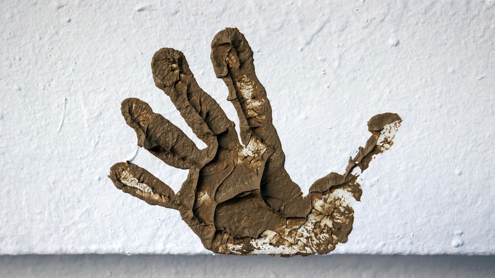 Imágenes del grafiti 'Valentía' en homenaje a las víctimas de la DANA