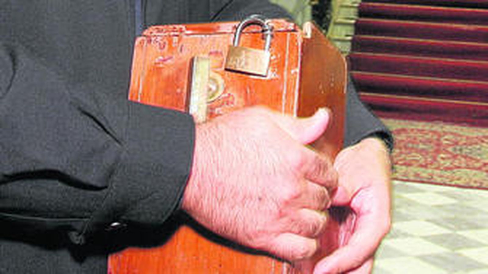 En la imagen, un antiguo cepillo de iglesia guardado bajo llave.