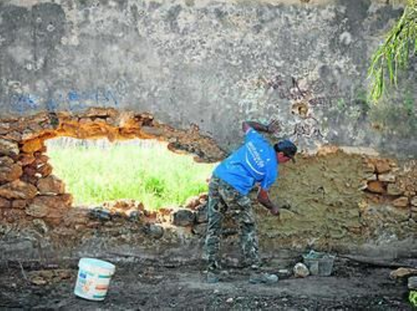 Operarios, ayer, junto a la característica portada del cementerio de los ingleses.
