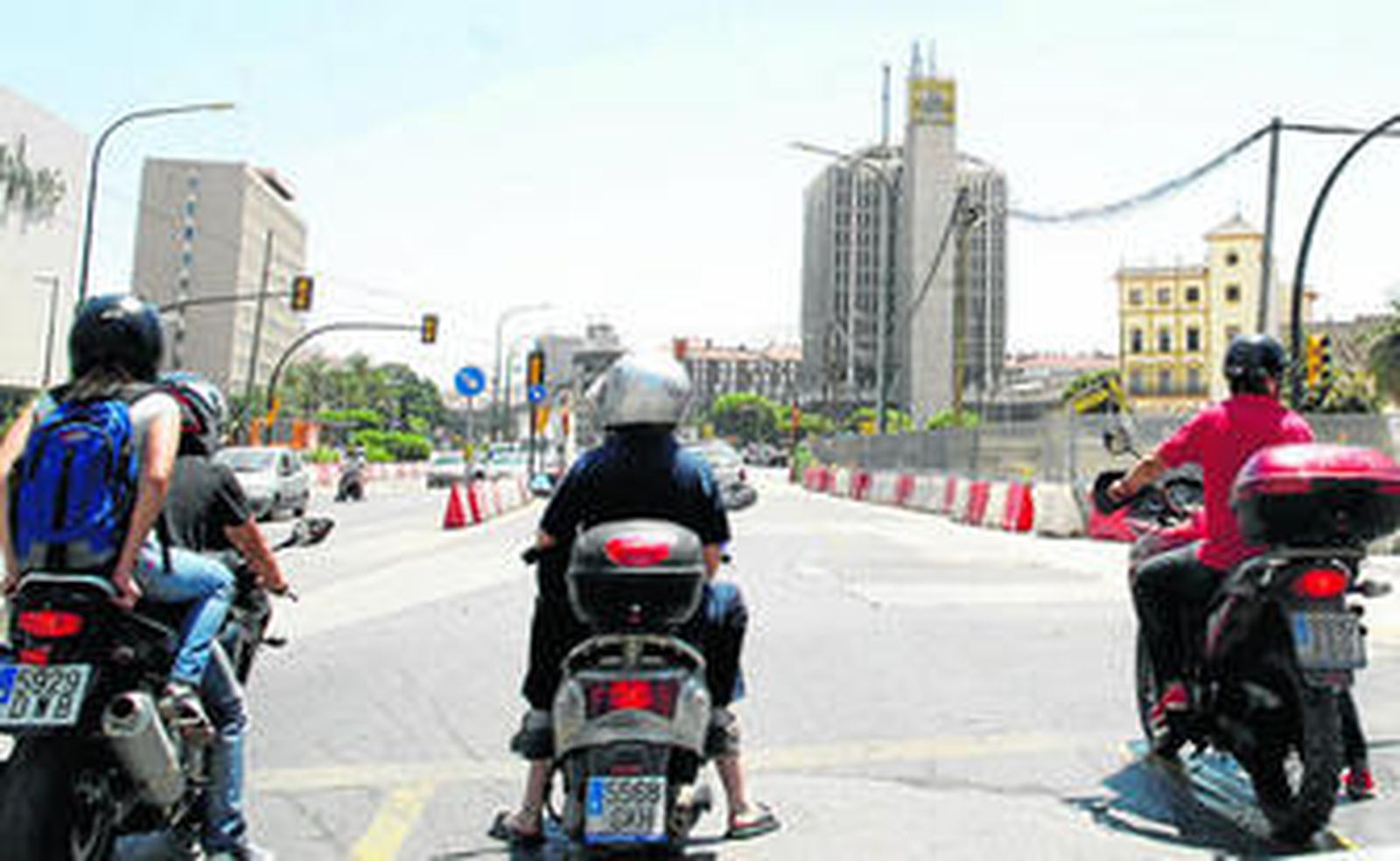 Al fondo, el antiguo edificio de Correos en Málaga capital, actual propiedad de la Junta de Andalucía.