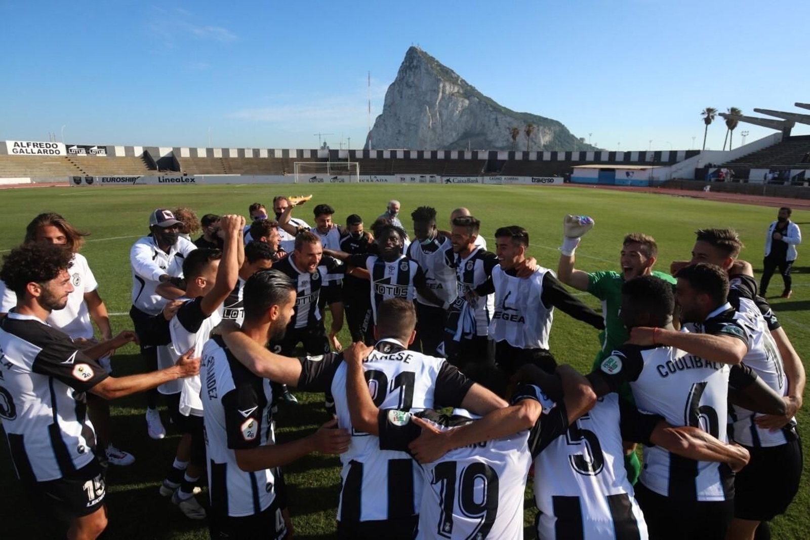 Los jugadores de la Balona festejan sobre el césped el triunfo sobre el Sevilla Atlético