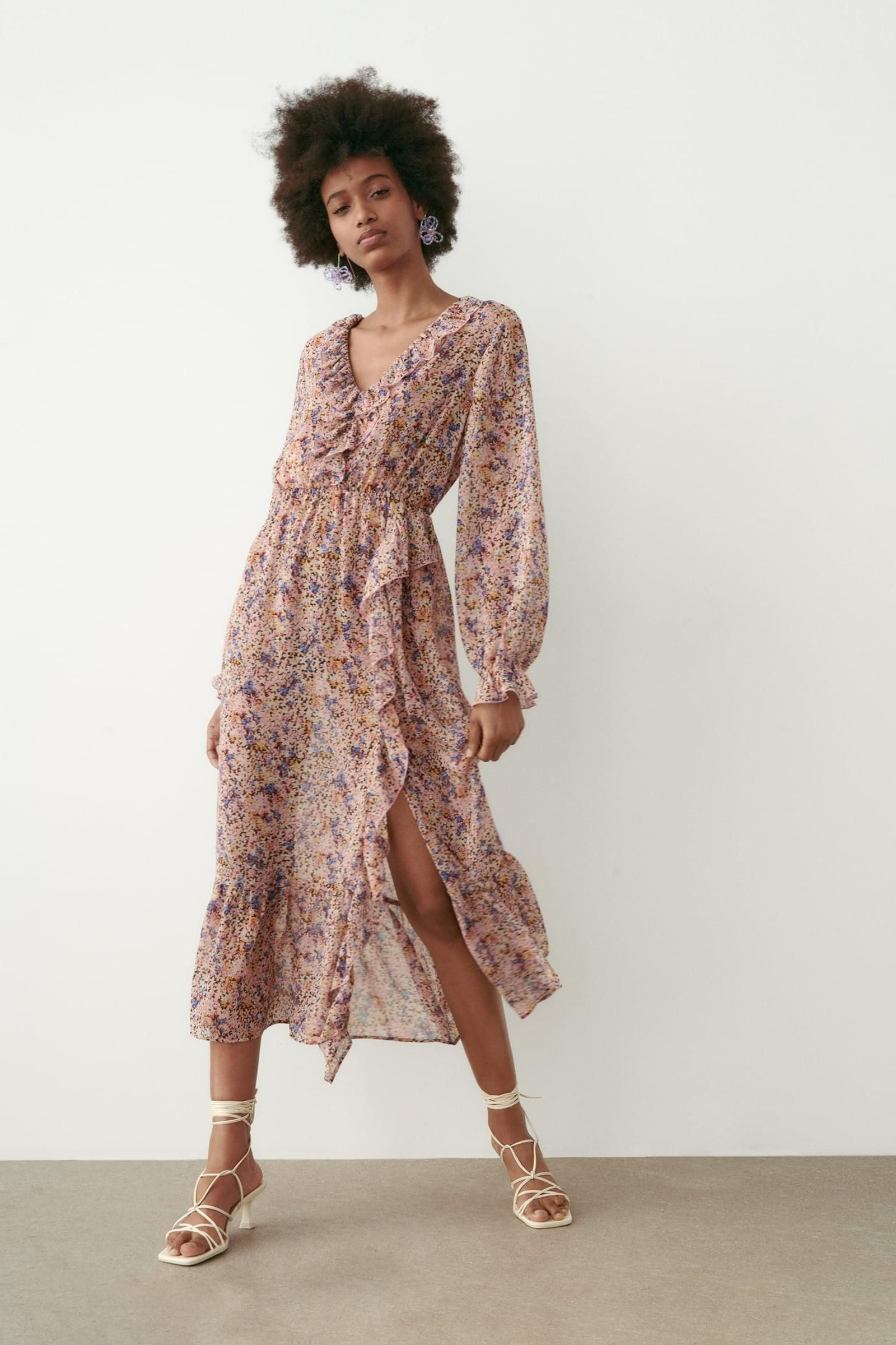 Vestido midi de flores y volantes de Zara.