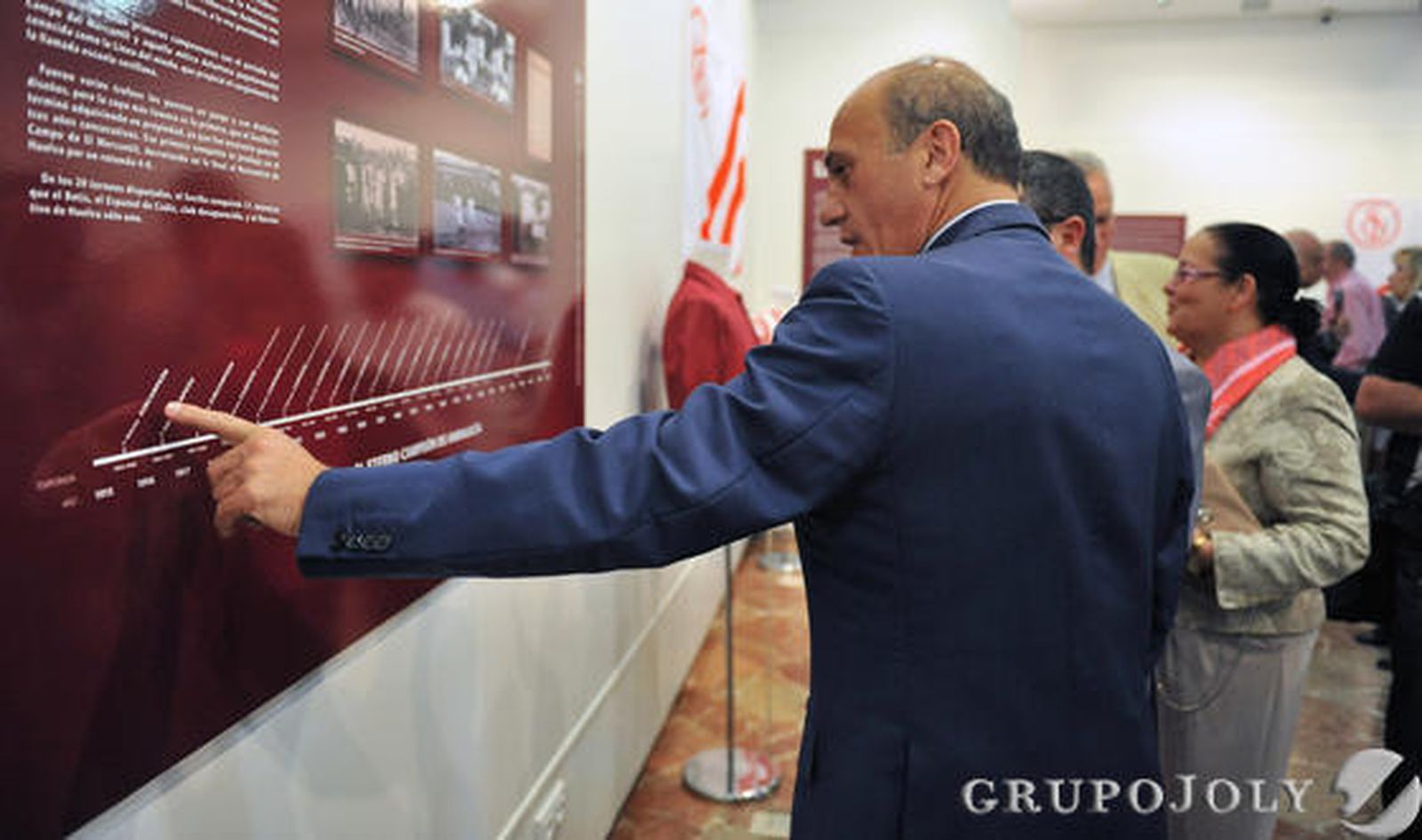 El Sevilla rememora sus inicios con una exposición en el Círculo Mercantil por los 100 años del primer campo oficial donde jugó.

Foto: Juan Carlos Vázquez
