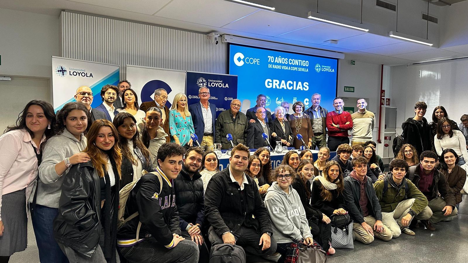 Foto de familia del acto celebrado en la Universidad Loyola