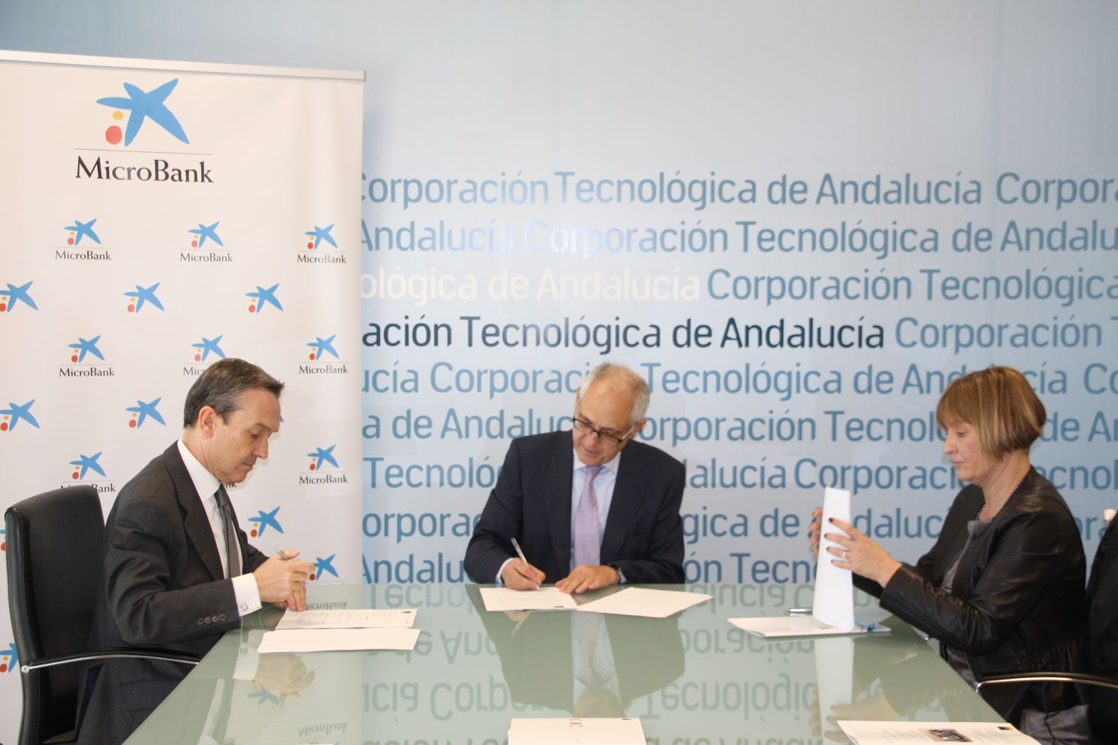 Elías Atienza Alonso, Juan Carlos Gallego y María Jesús Catalá firman el convenio.