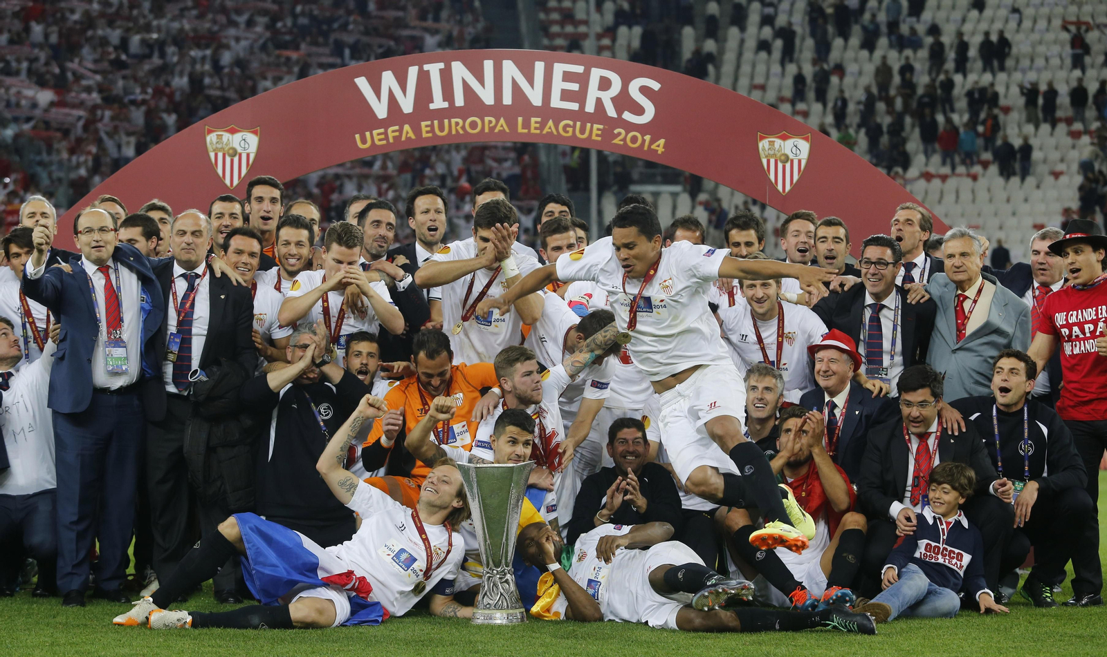 Bacca salta para situarse ante el equipo en la foto oficial de la UEFA 2014.