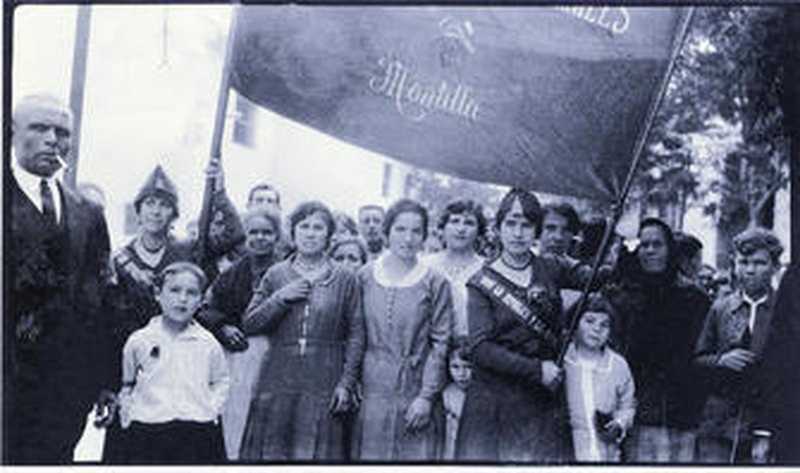 Una manifestación parte de la Casa del Pueblo de la Agrupación Socialista Montillana en 1933.