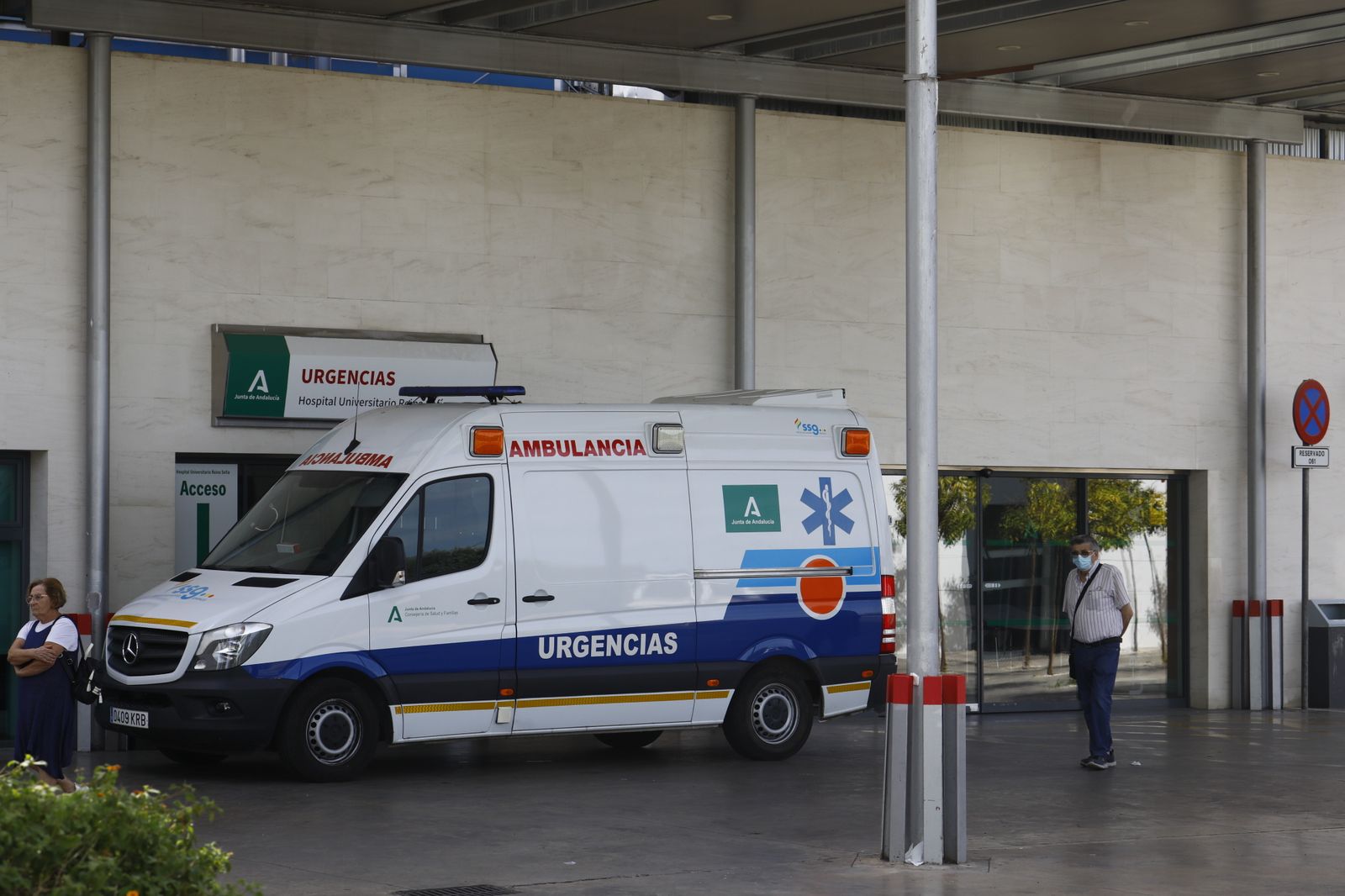Una ambulancia en la puerta de Urgencias del Reina Sofía de Córdoba.