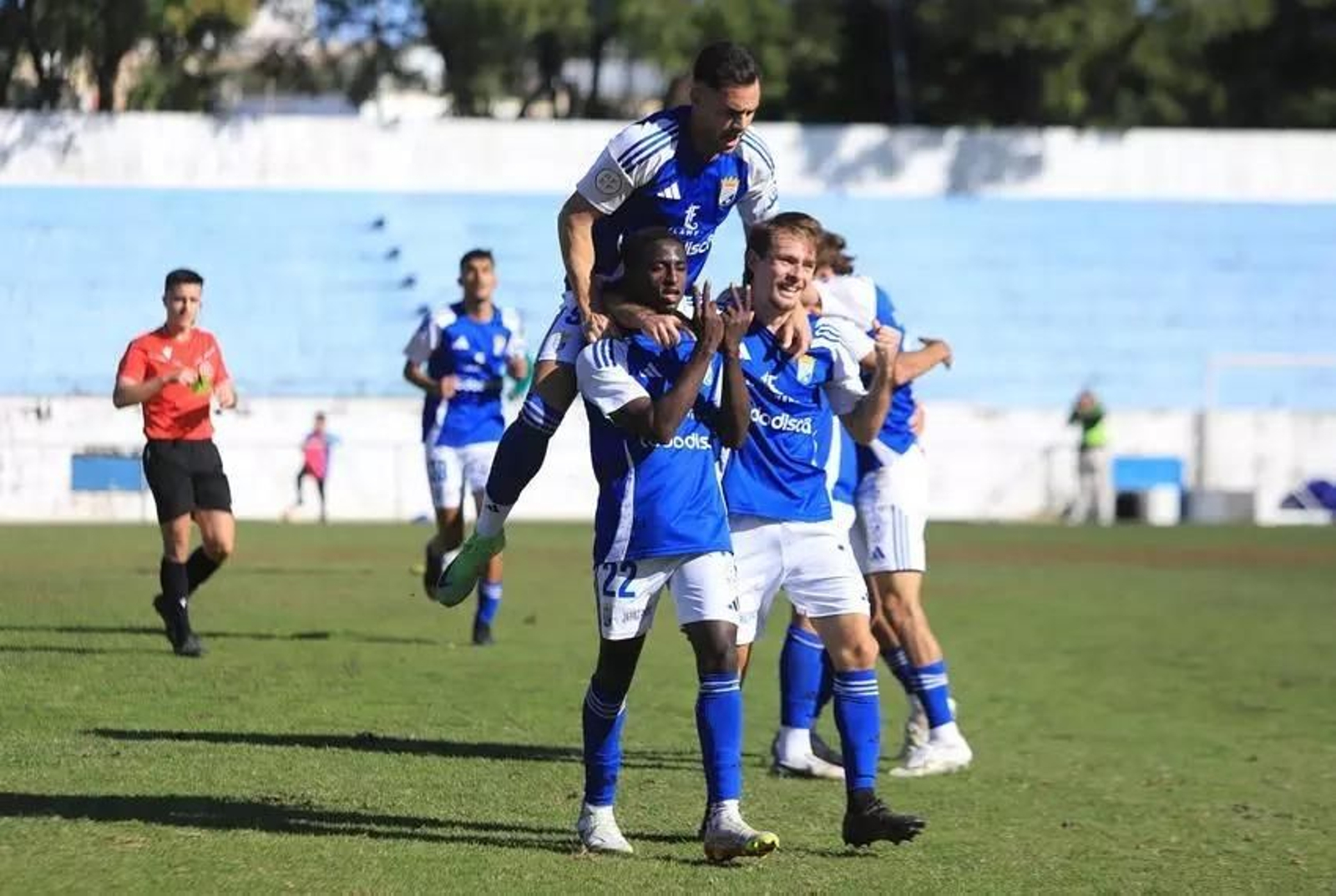 Armengol festeja su tanto al Villanovense con Ricky y Nané. Armengol festeja su tanto al Villanovense con Ricky y Nané.