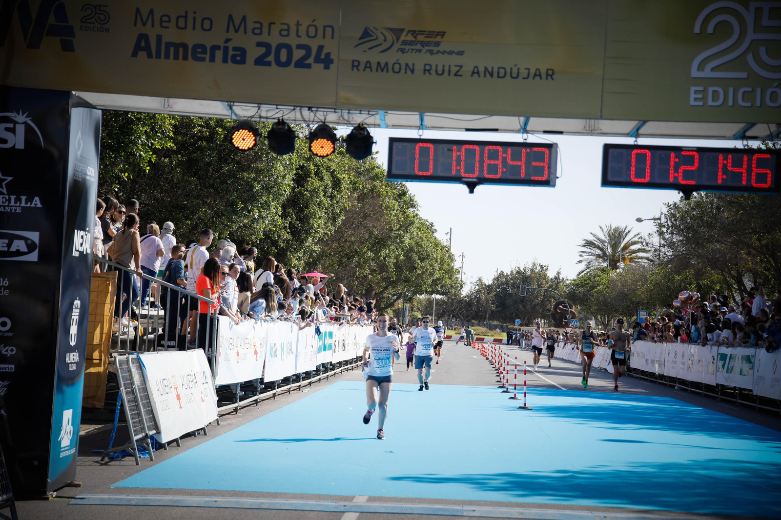 Imágenes de la llegada de la Media maratón Ciudad de Almería