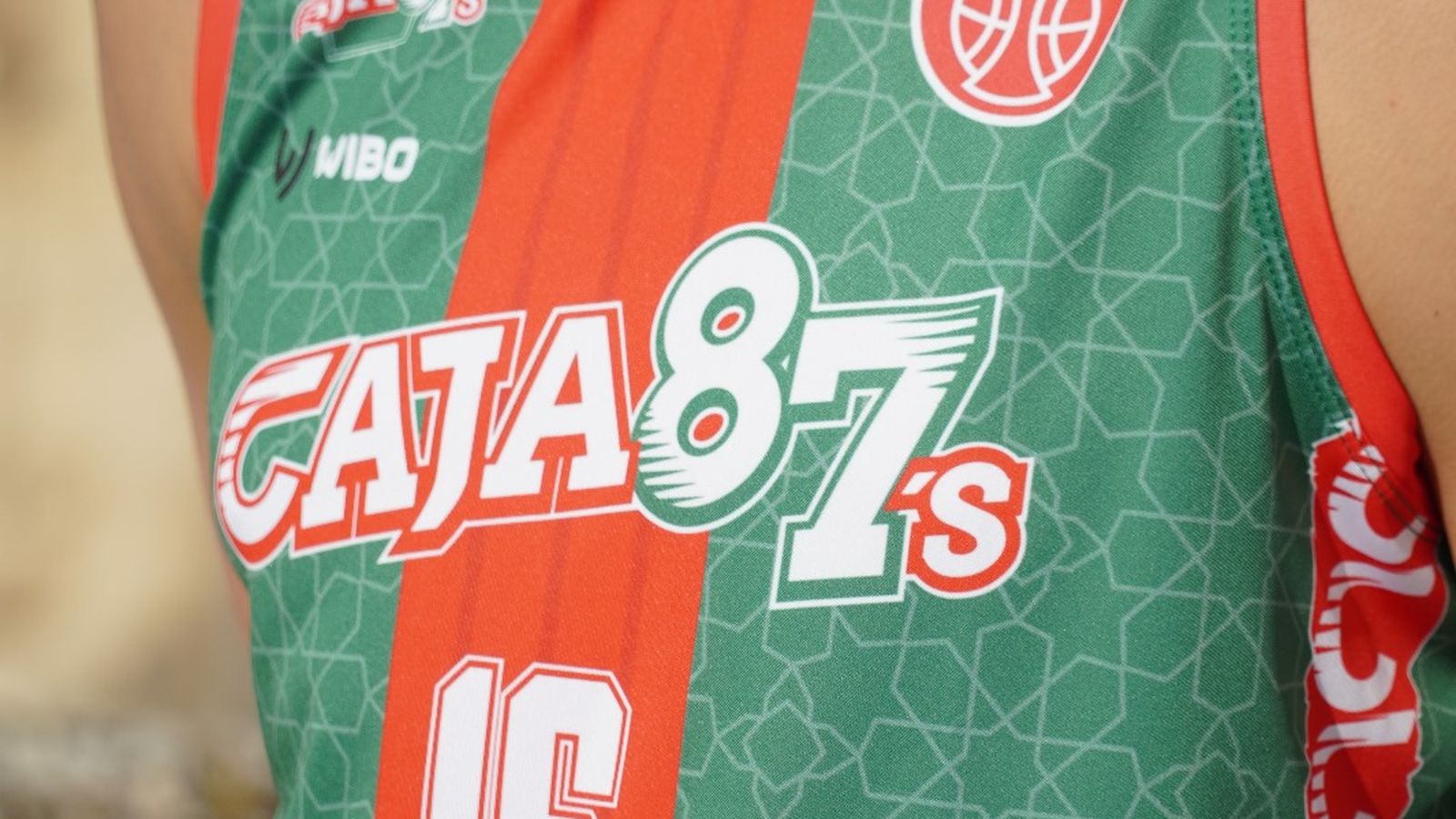 Detalle de la primera equipación presentada por el Caja 87.