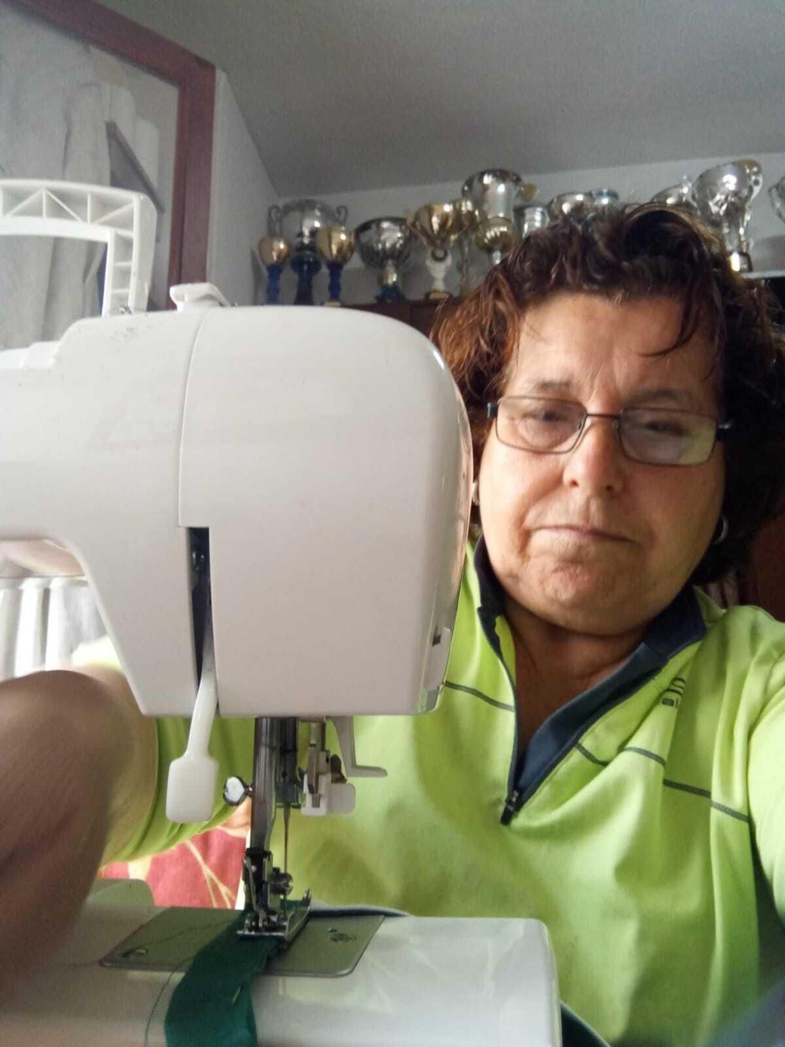 Una de las muchas costureras, y también costureros, que están haciendo todo lo que está en sus manos Una de las muchas costureras, y también costureros, que están haciendo todo lo que está en sus manos