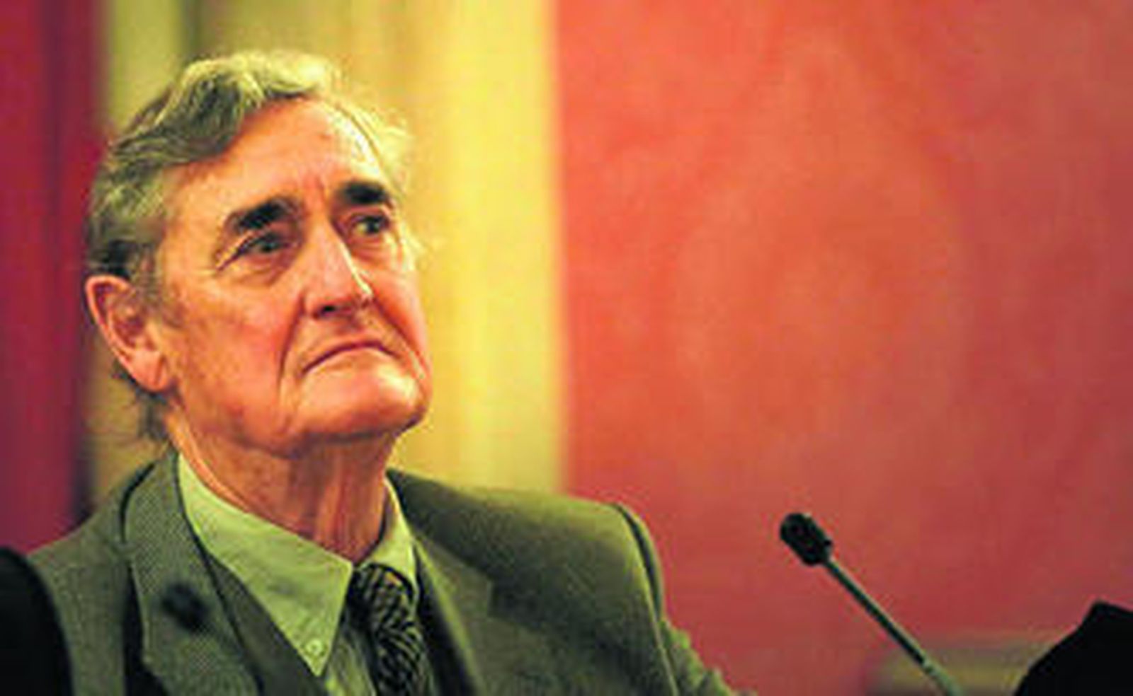 El periodista y escritor sevillano Ignacio Romero de Solís, anoche durante el acto en el Consulado de Portugal.