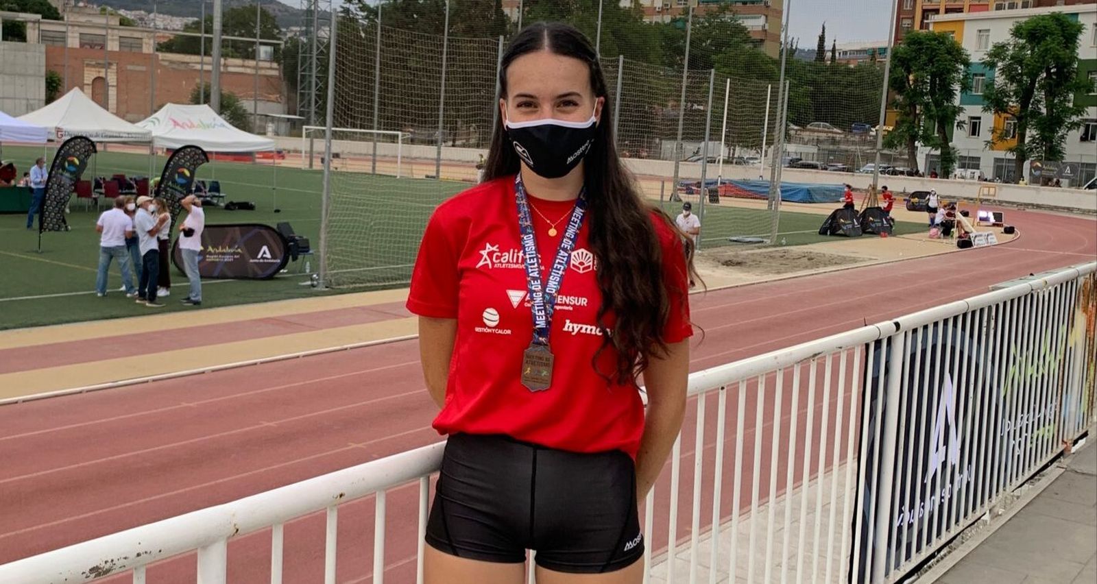 Carmen Avilés posa con la medalla de bronce obtenida ayer en Granada.