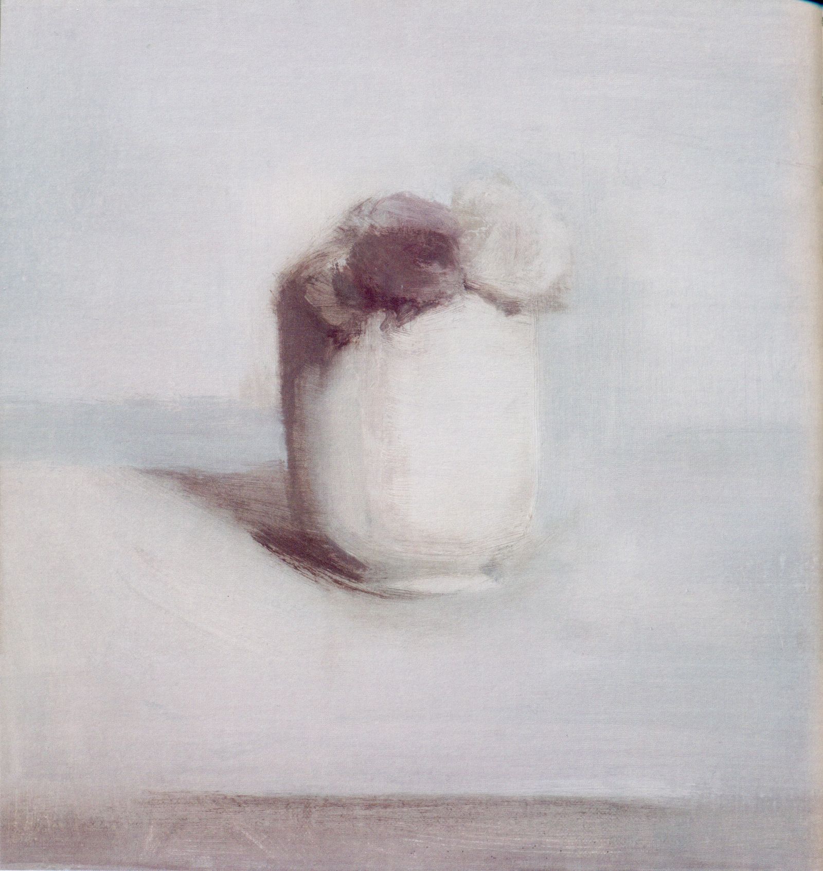 Una nueva mirada. Lejos de la solemnidad y de las graves lecturas que le daba la tradición al tema, las flores de Rosa Artero (imágenes 1 y 4) y Marcelo Fuentes (2, 3 y 5) son humildes condensaciones de color en recipientes a menudo modestos, piezas que en su belleza sin alardes parecen invocar espacios de la intimidad en los que el hombre puede sentir y pensar.