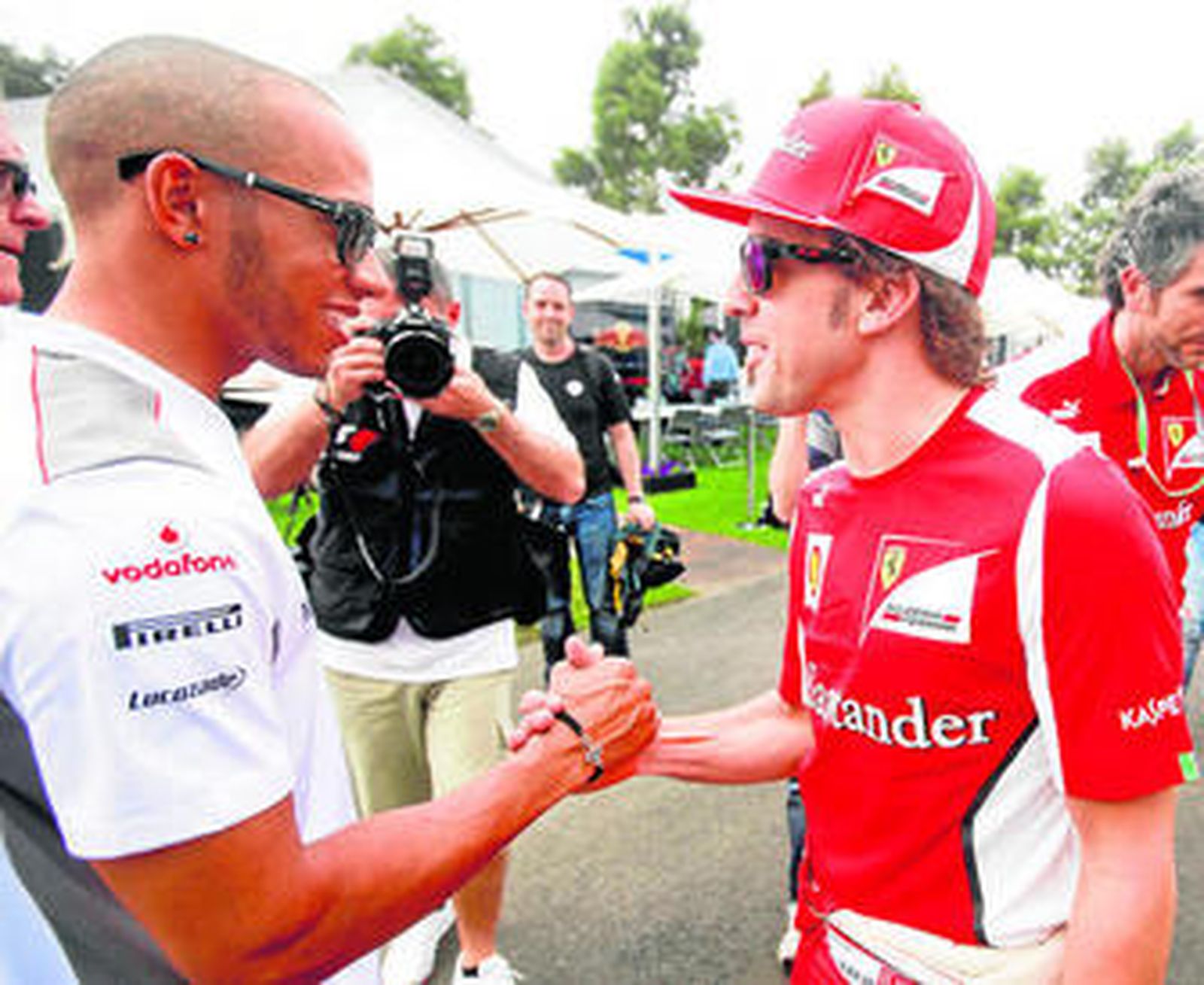 Hamilton saluda a Alonso en los exteriores de Albert Park.