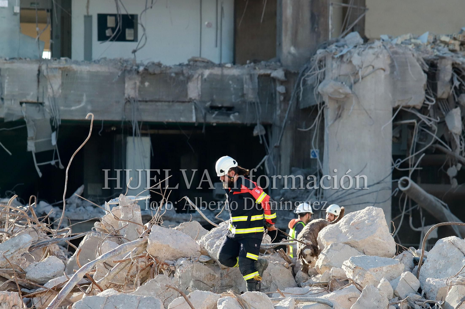 Imágenes del simulacro de los Bomberos de Huelva con la Unidad Canina
