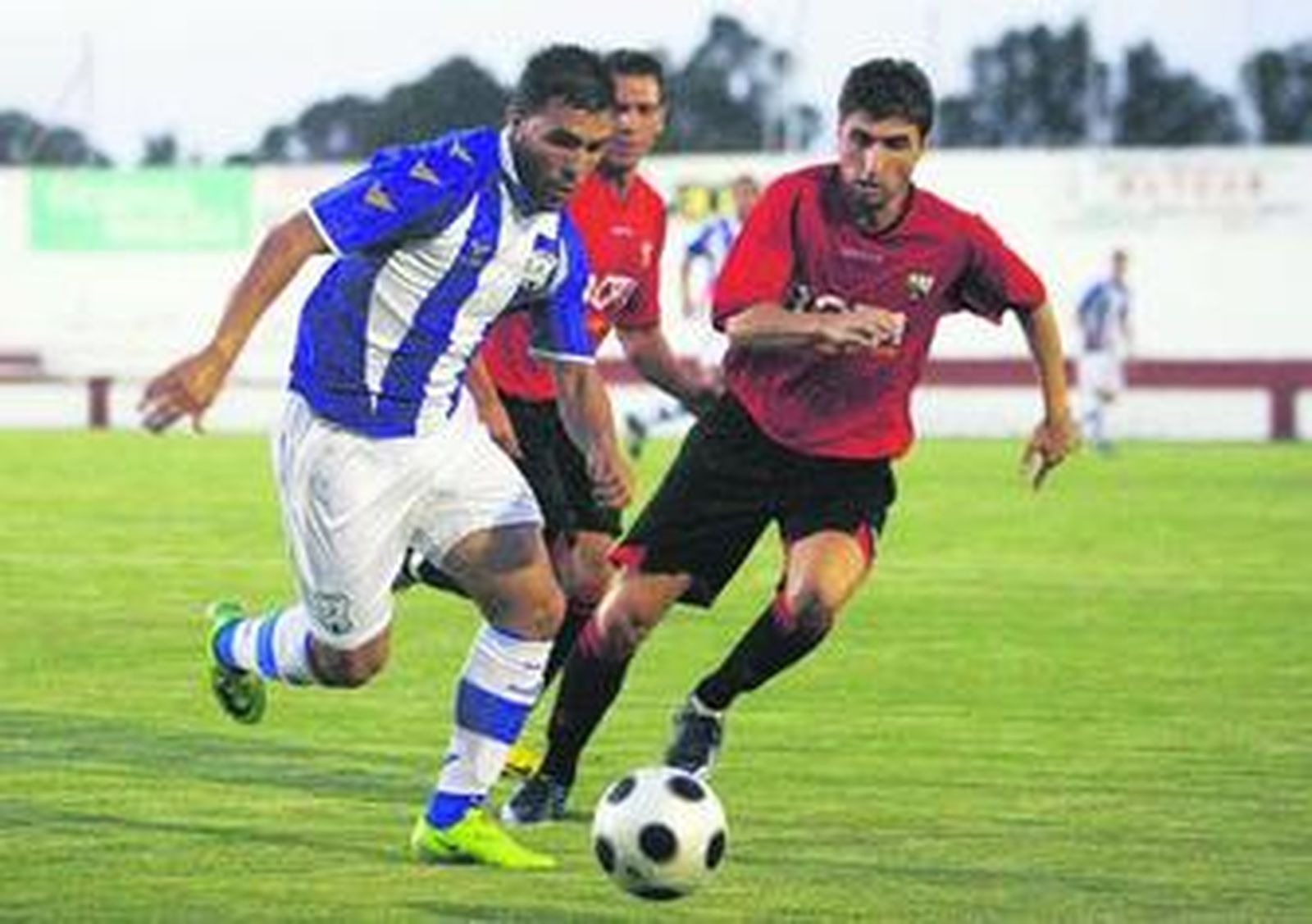 Selu realiza una internada en una jugada del primer tiempo del encuentro de ayer.