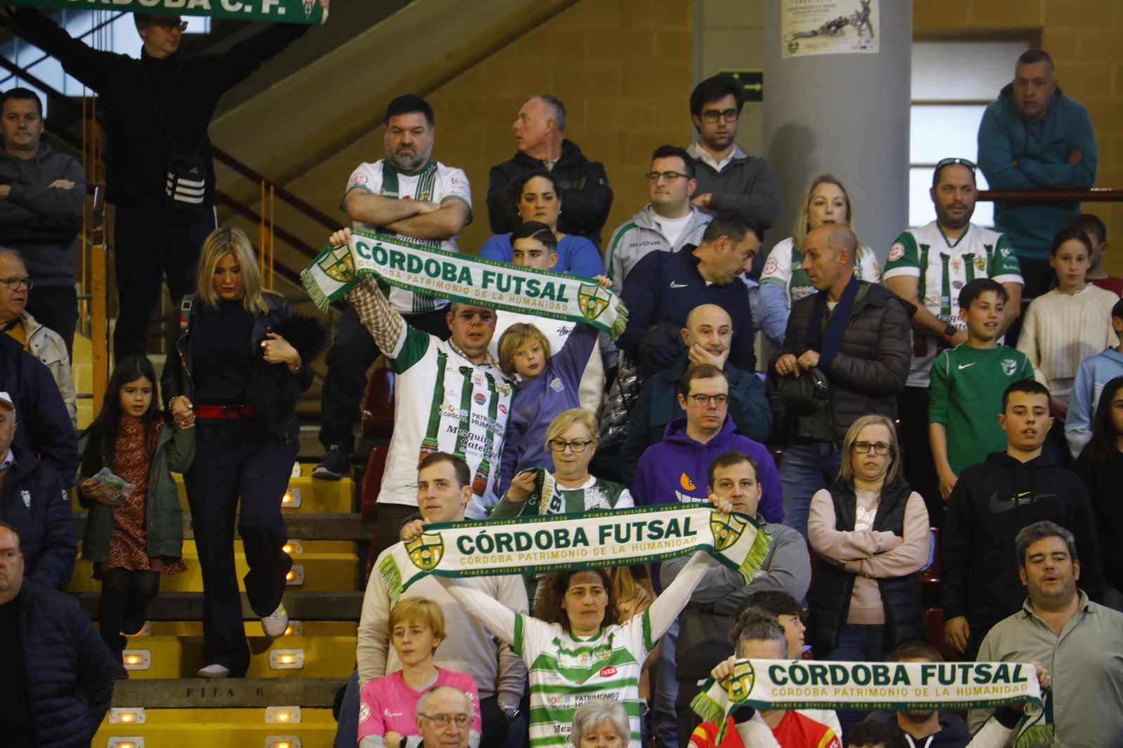 Las mejores fotos del ambiente en Vista Alegre para el Córdoba Futsal - Noia