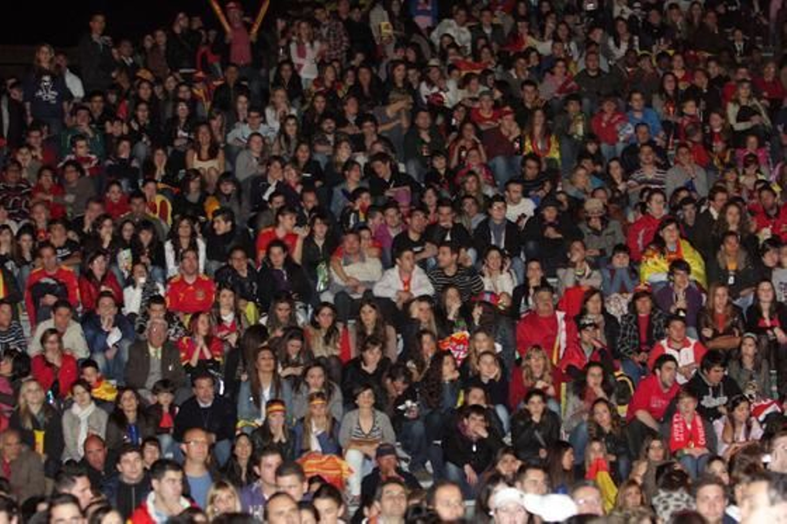 Los aficionados de la selección se volcaron con los jugadores en Granada.

Foto: Maria de la Cruz / Lucia Rivas