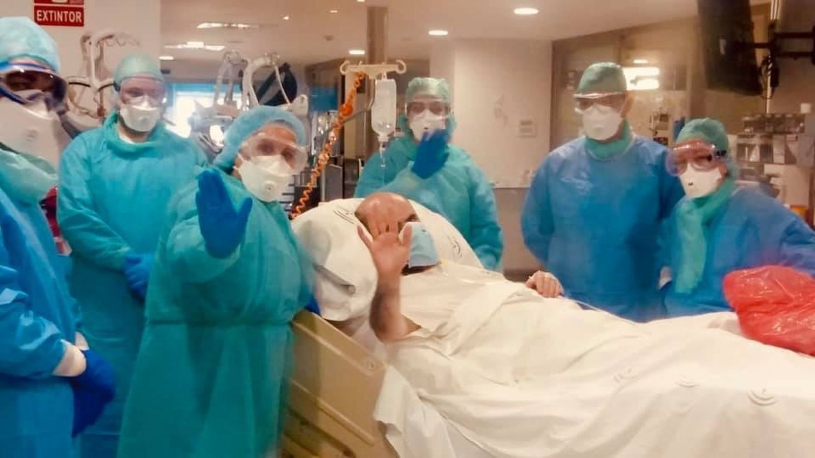 La foto publicada en las redes sociales del Hospital Puerta del Mar de la salida de la UCI de Julio Martín.