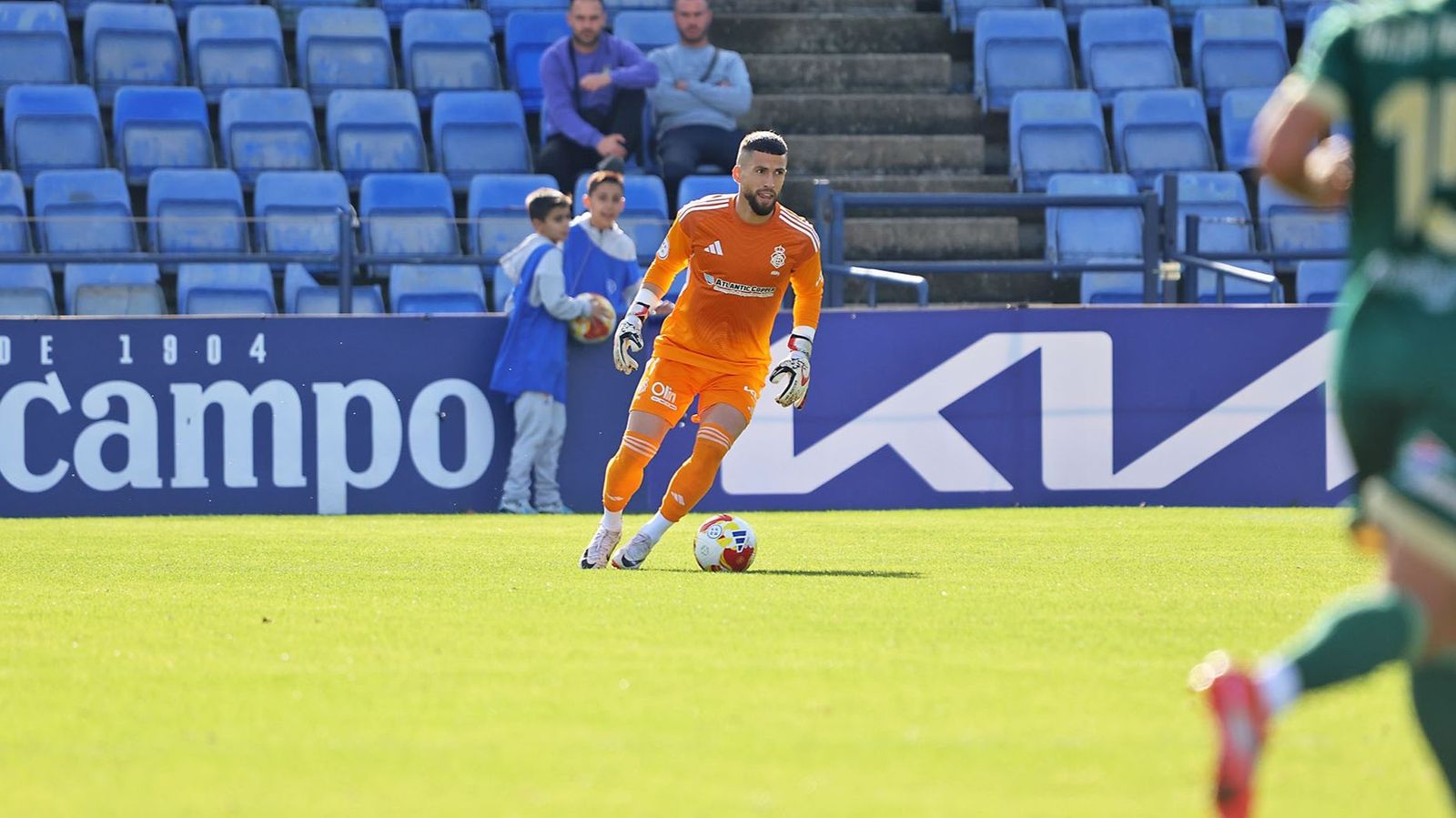 Jero Lario se dispone a sacar de portería.