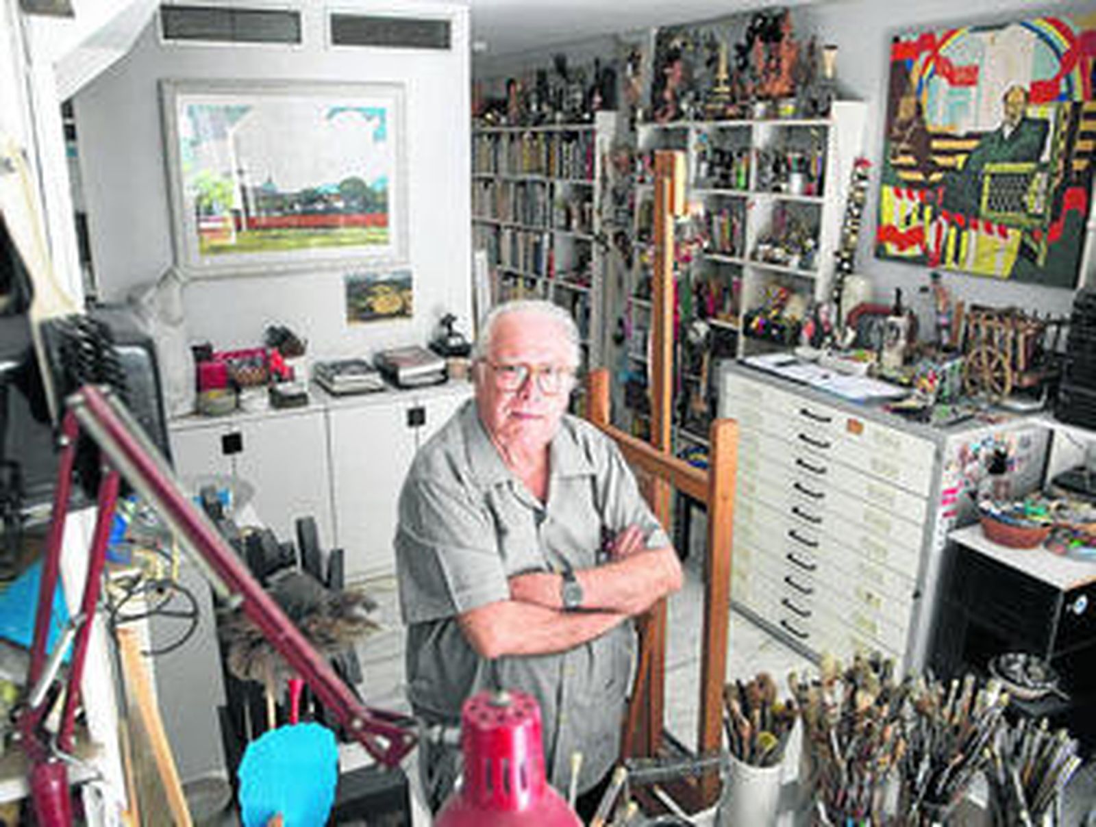 El pintor malagueño Eugenio Chicano, en su estudio.