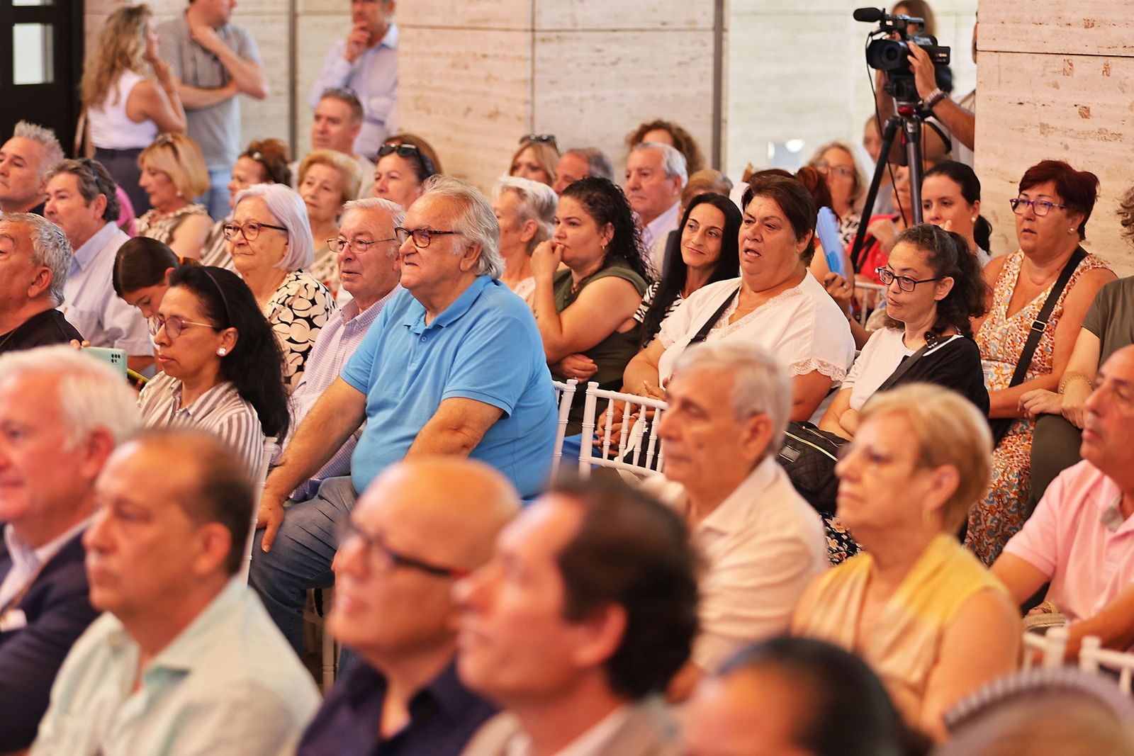 Imágenes de la celebración del primer aniversario del Gobierno Local de Pilar Miranda en el consistorio onubense.