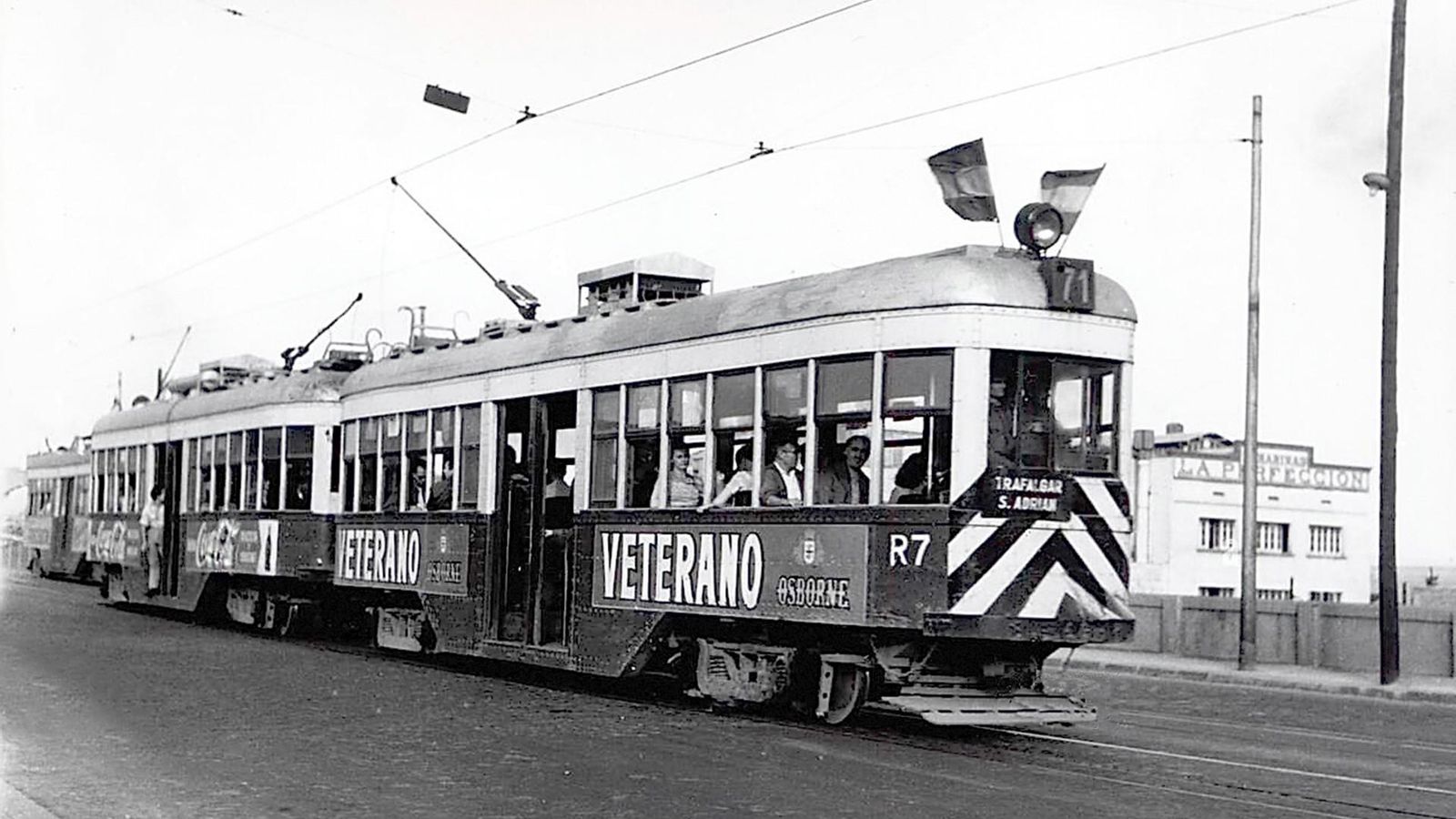 Tranvía con remolque de Barcelona anunciando Veterano, 1959.