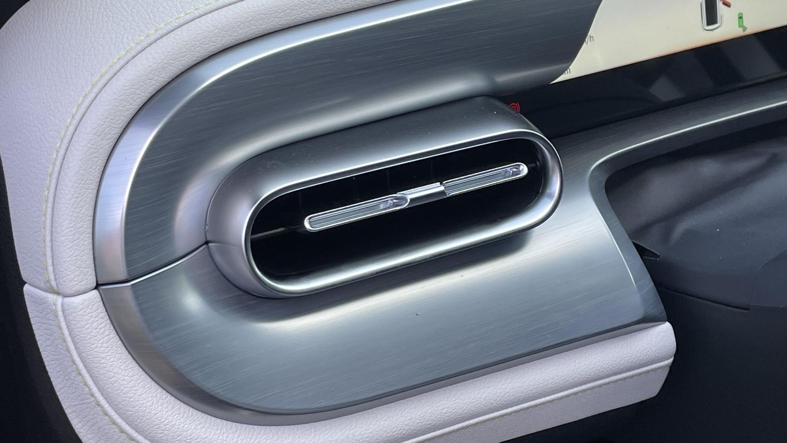 Estos plásticos de color plata, por su posición e inclinación, provocan reflejos a la altura de los retrovisores según cómo les dé el sol.