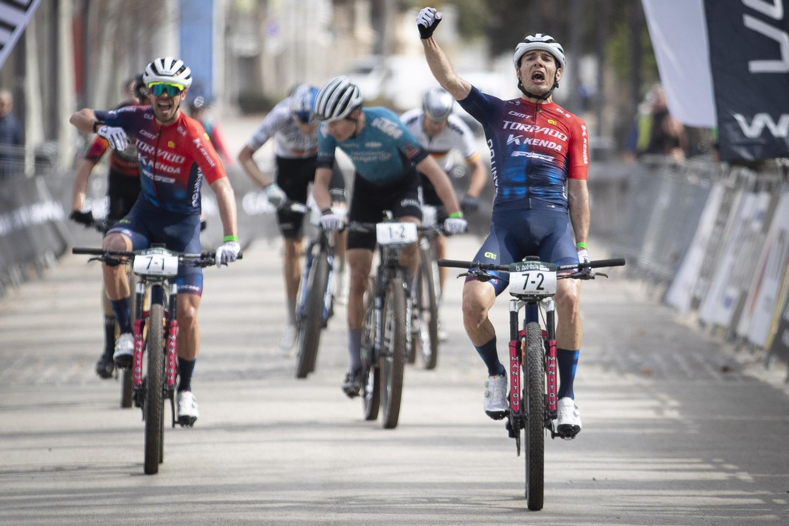 Jakob Dorigoni y Gioele De Cosmo a su entrada en el Paseo del Salón.