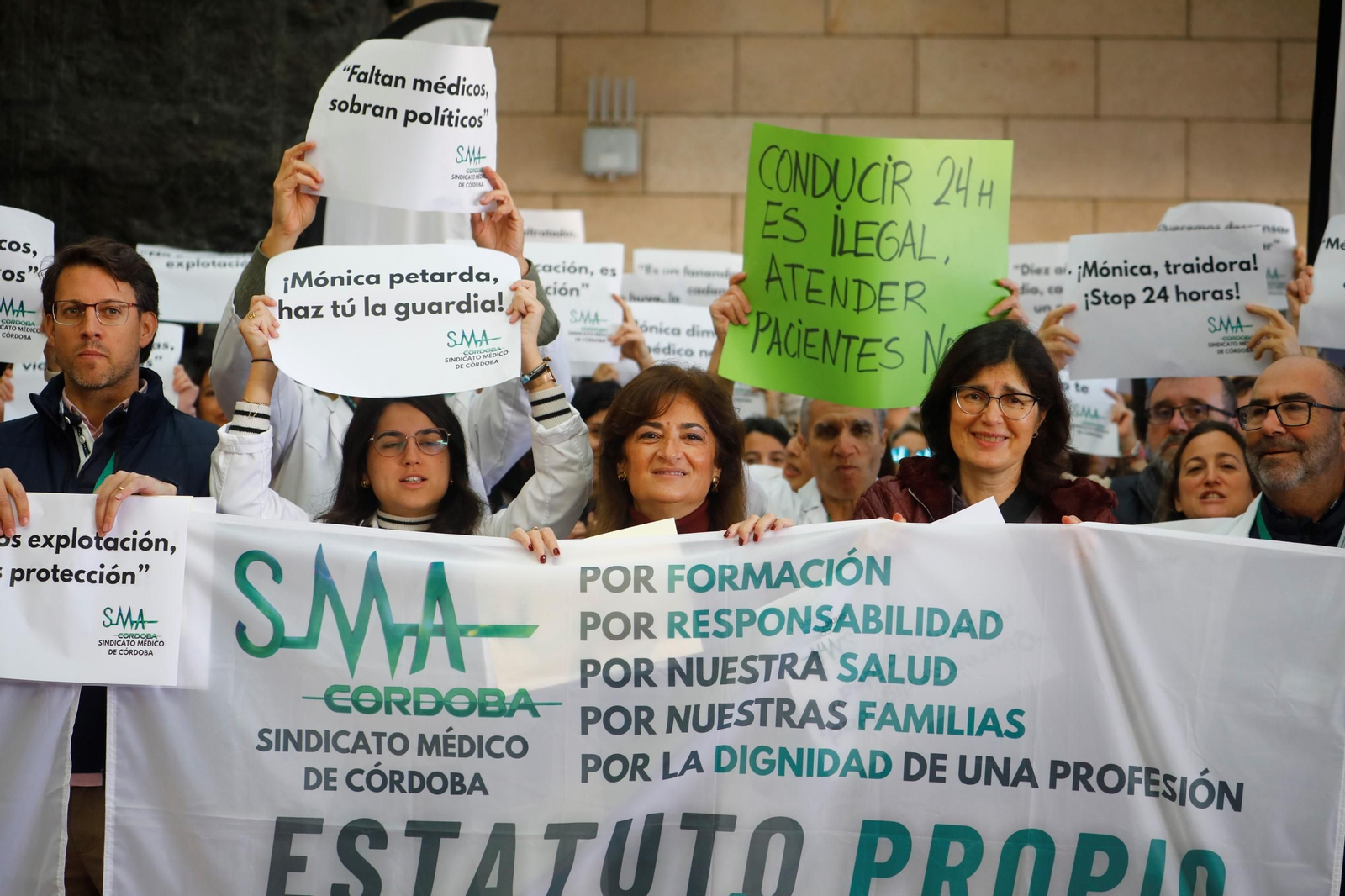 La concentración por la huelga de médicos en Córdoba contra el Estatuto Marco, en imágenes
