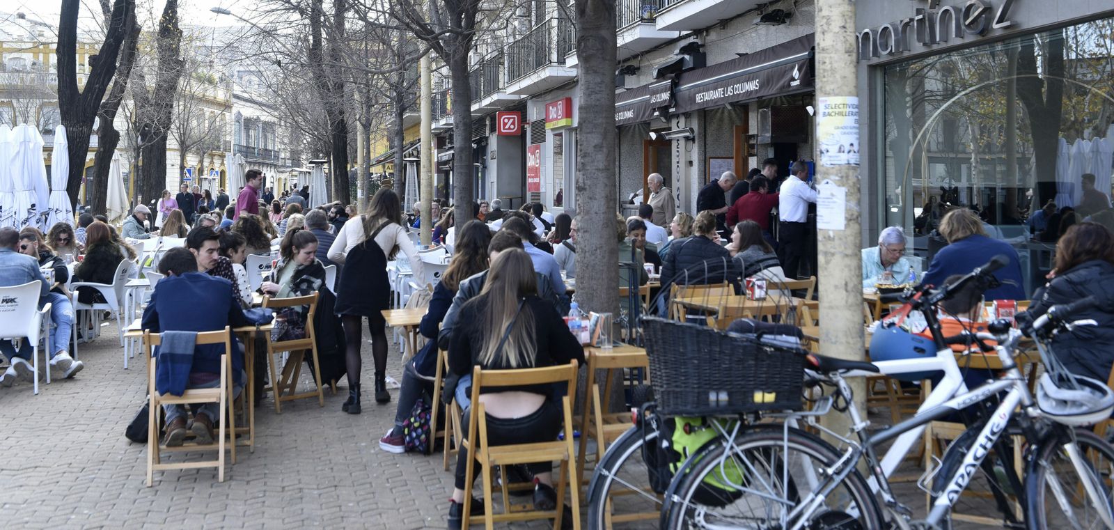 Veladores en un bar de la Alameda de Hércules.