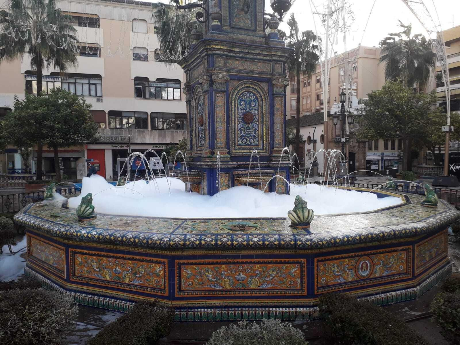 La fuente de la Plaza Alta, llena de espuma.