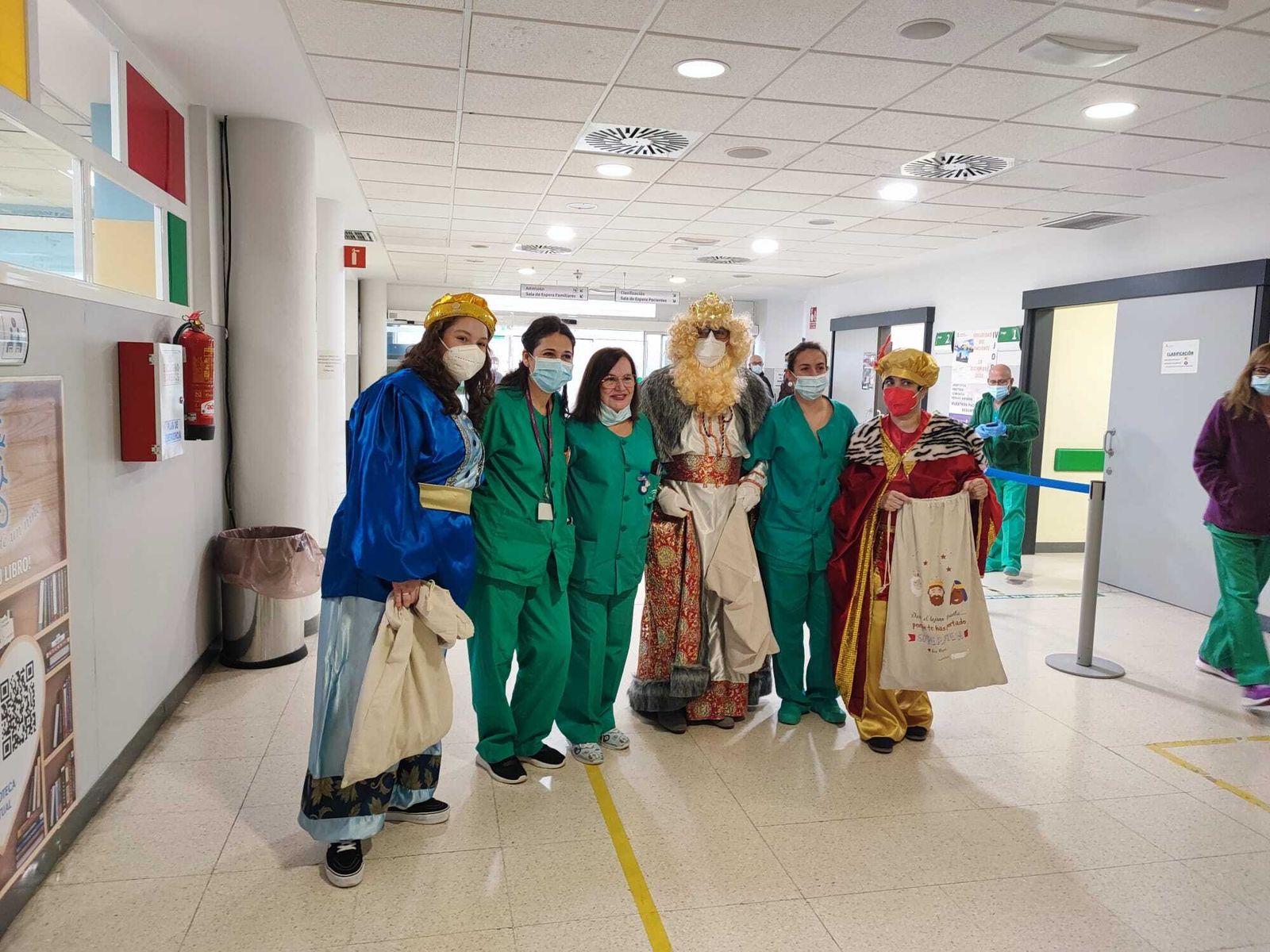 Un Rey Mago con celadoras del Hospital Juan Ramón Jiménez.