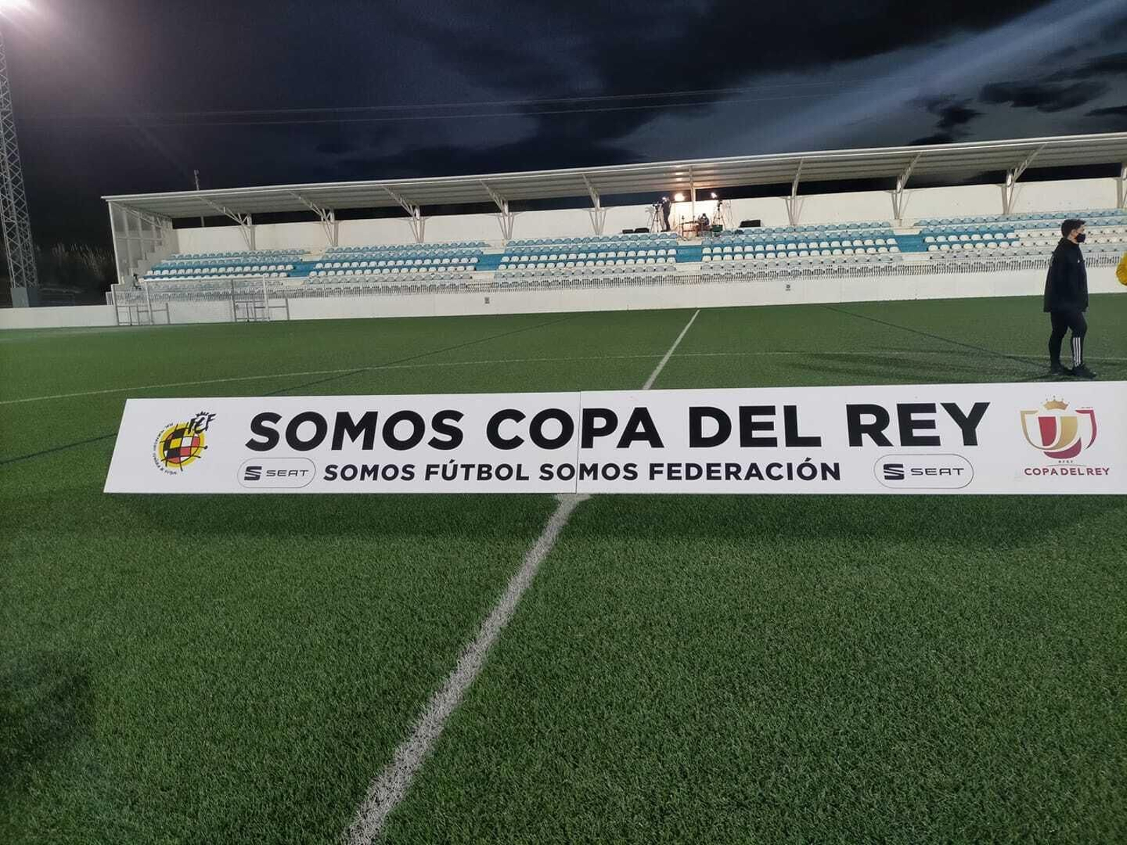Campo del Ribadumia con un cartel de la Copa del Rey.