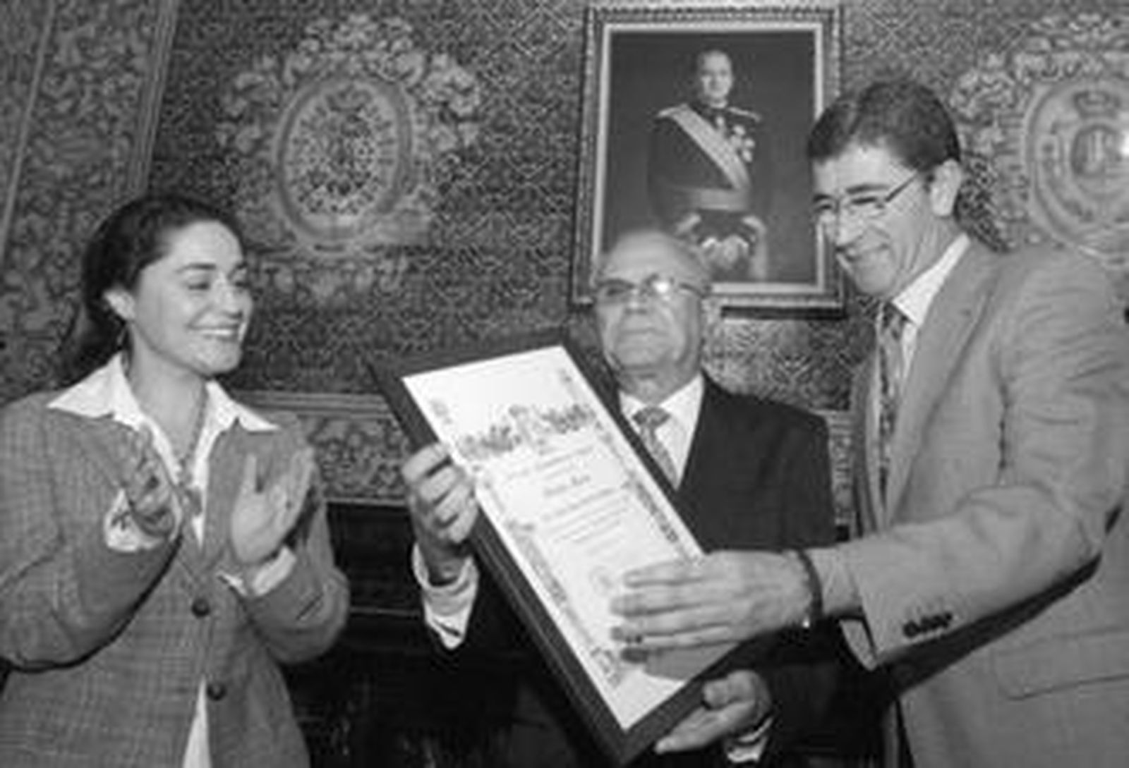 Tomás Herrera e Inmaculada Nieto entregan a José Luis Pavón el título de relojero mayor.