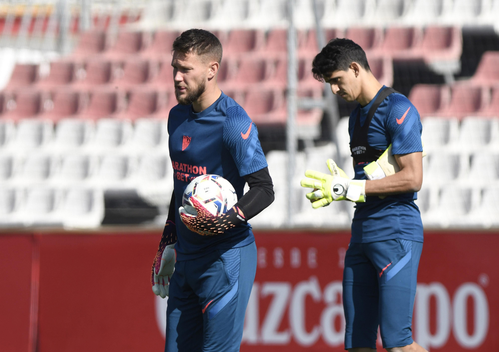 Vaclík, junto a Bono, en el entrenamiento de este sábado, ya recuperado de su problema.