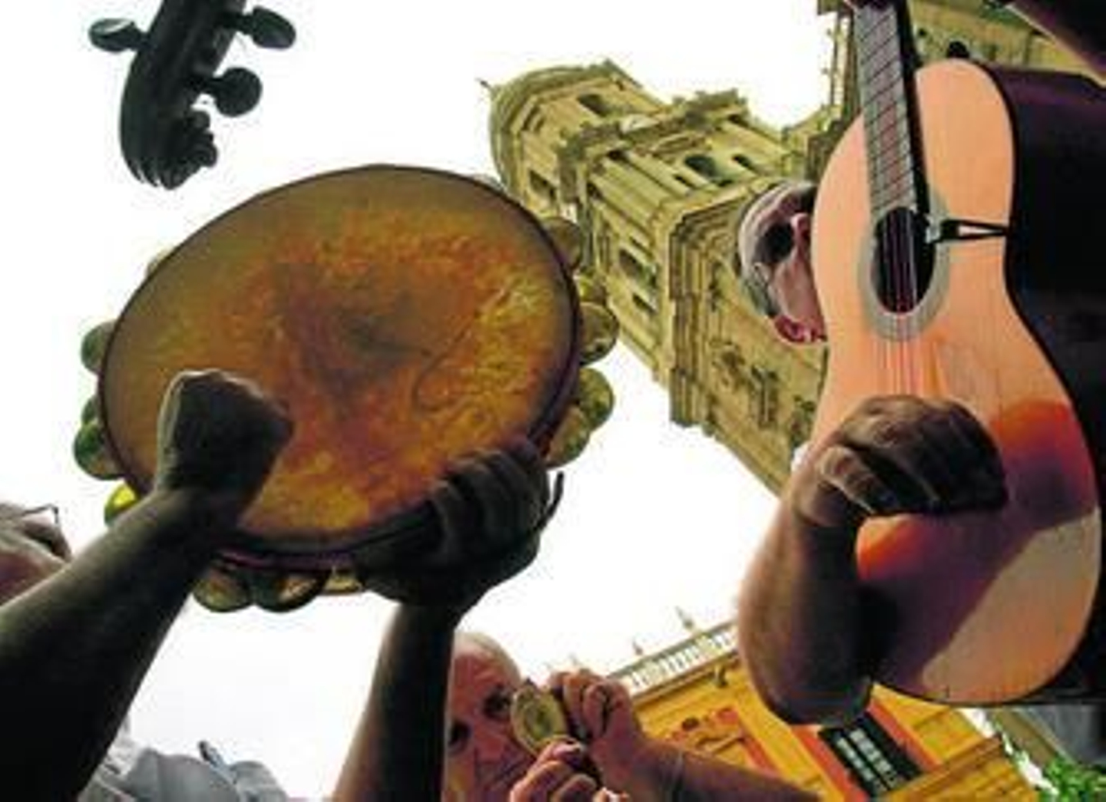 Fiesta de verdiales en el centro de Málaga, con la Catedral al fondo.