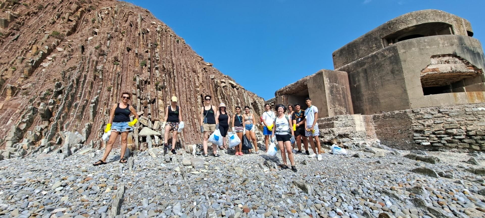 Voluntarios de Barrio Vivo, en el litoral de Algeciras.