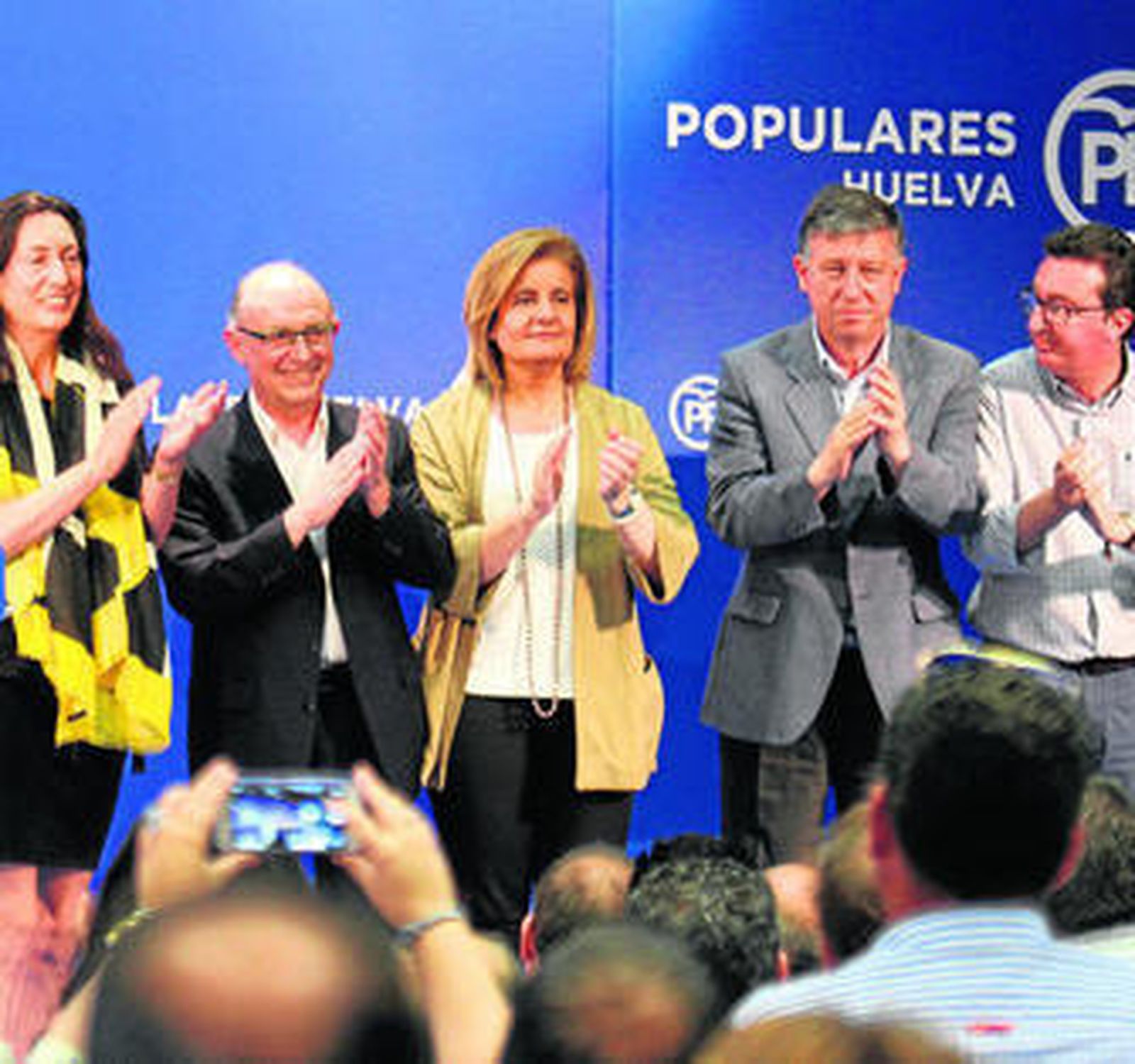 Fátima Báñez -en el centro-, junto a Loles López, Cristóbal Montoro, Carmelo Romero y Manuel Andrés González.