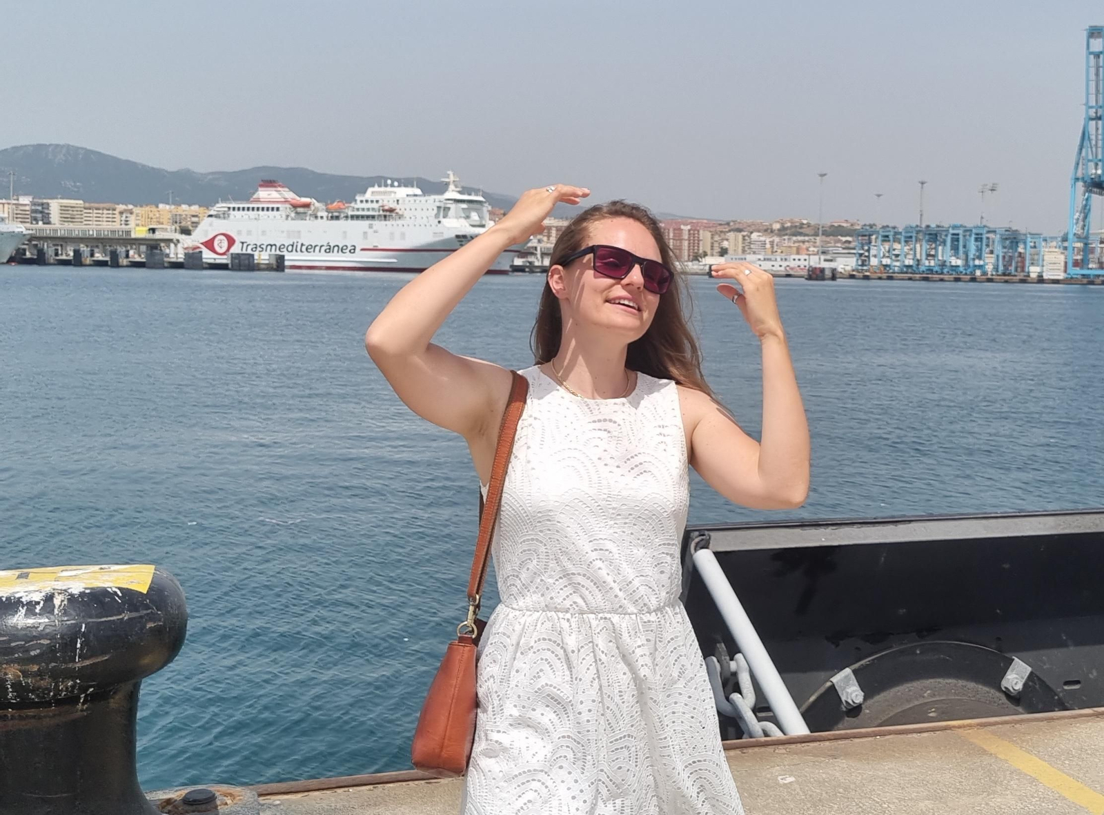 Corinna Ramognino con la bahía de Algeciras al fondo