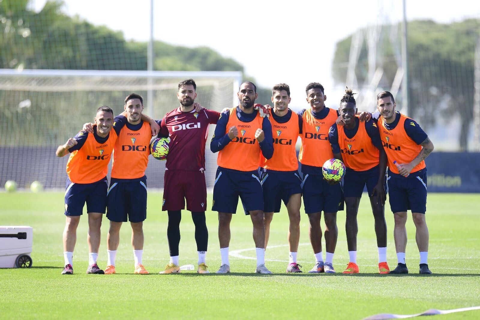 Varios jugadores del Cádiz en el entrenamiento del viernes.