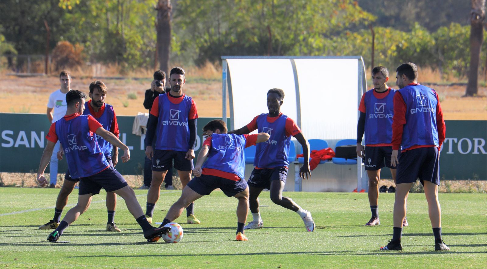 Los jugadores del Córdoba CF participan en un rondo en el entrenamiento de este viernes.